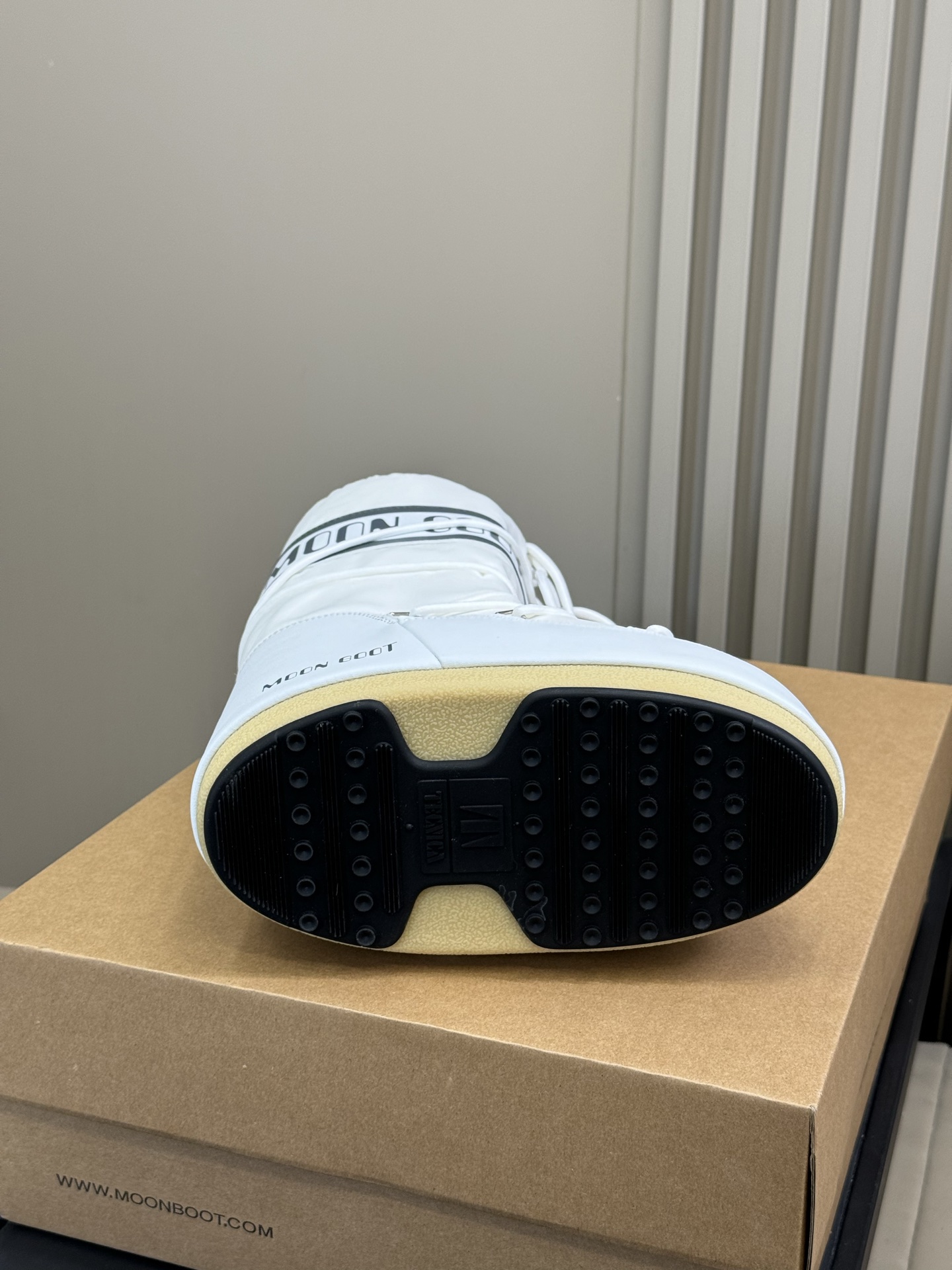 Moonboot这月亮雪地靴很出圈吗？去年这靴子看到好多辣妹子在穿搭配都是1.7的即视感！巨显腿长那种！