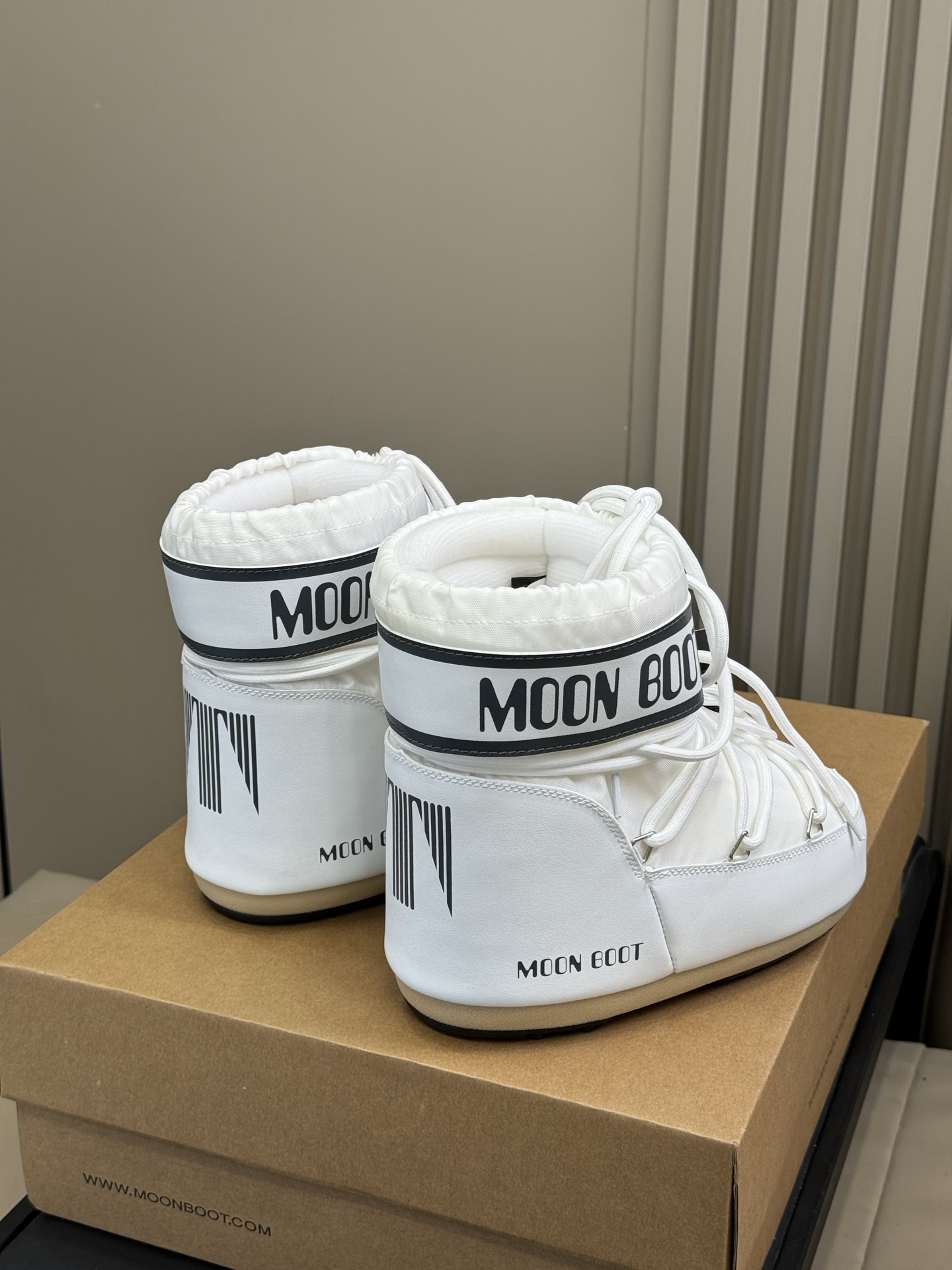 Moonboot这月亮雪地靴很出圈吗？去年这靴子看到好多辣妹子在穿搭配都是1.7的即视感！巨显腿长那种！