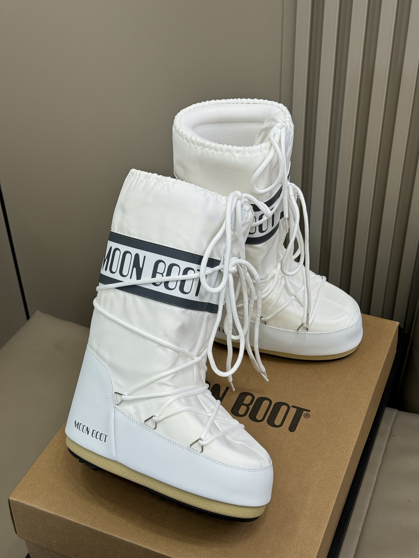 Moonboot这月亮雪地靴很出圈吗？去年这靴子看到好多辣妹子在穿搭配都是1.7的即视感！巨显腿长那种！