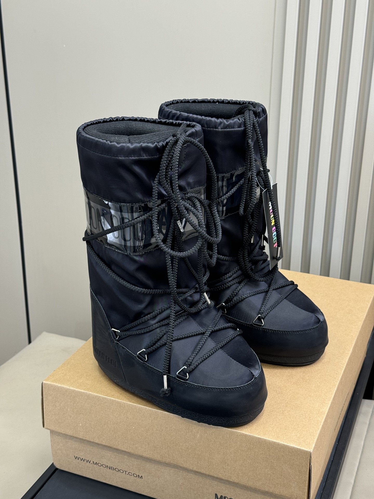 Moonboot这月亮雪地靴很出圈吗？去年这靴子看到好多辣妹子在穿搭配都是1.7的即视感！巨显腿长那种！