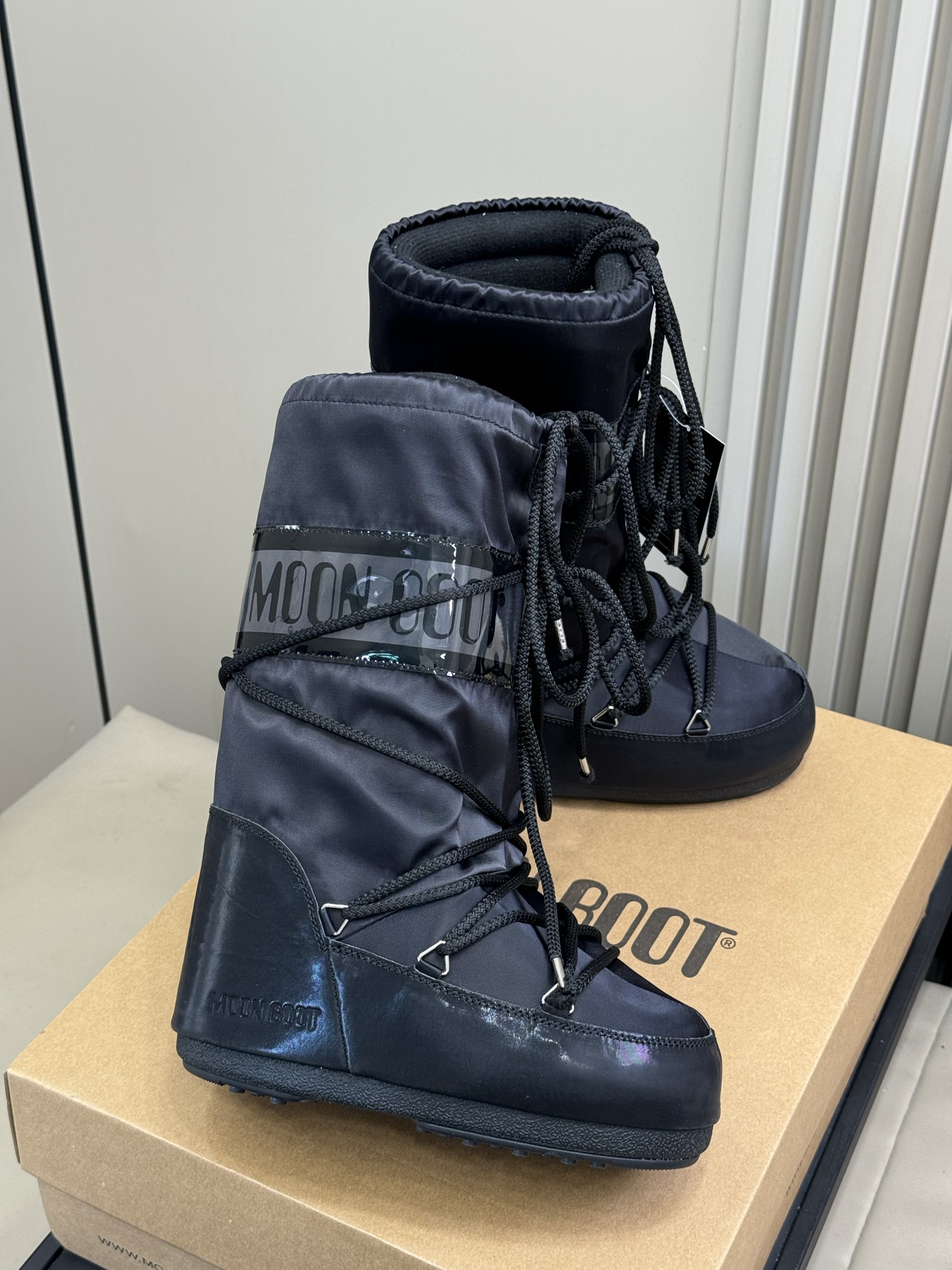 Moonboot这月亮雪地靴很出圈吗？去年这靴子看到好多辣妹子在穿搭配都是1.7的即视感！巨显腿长那种！