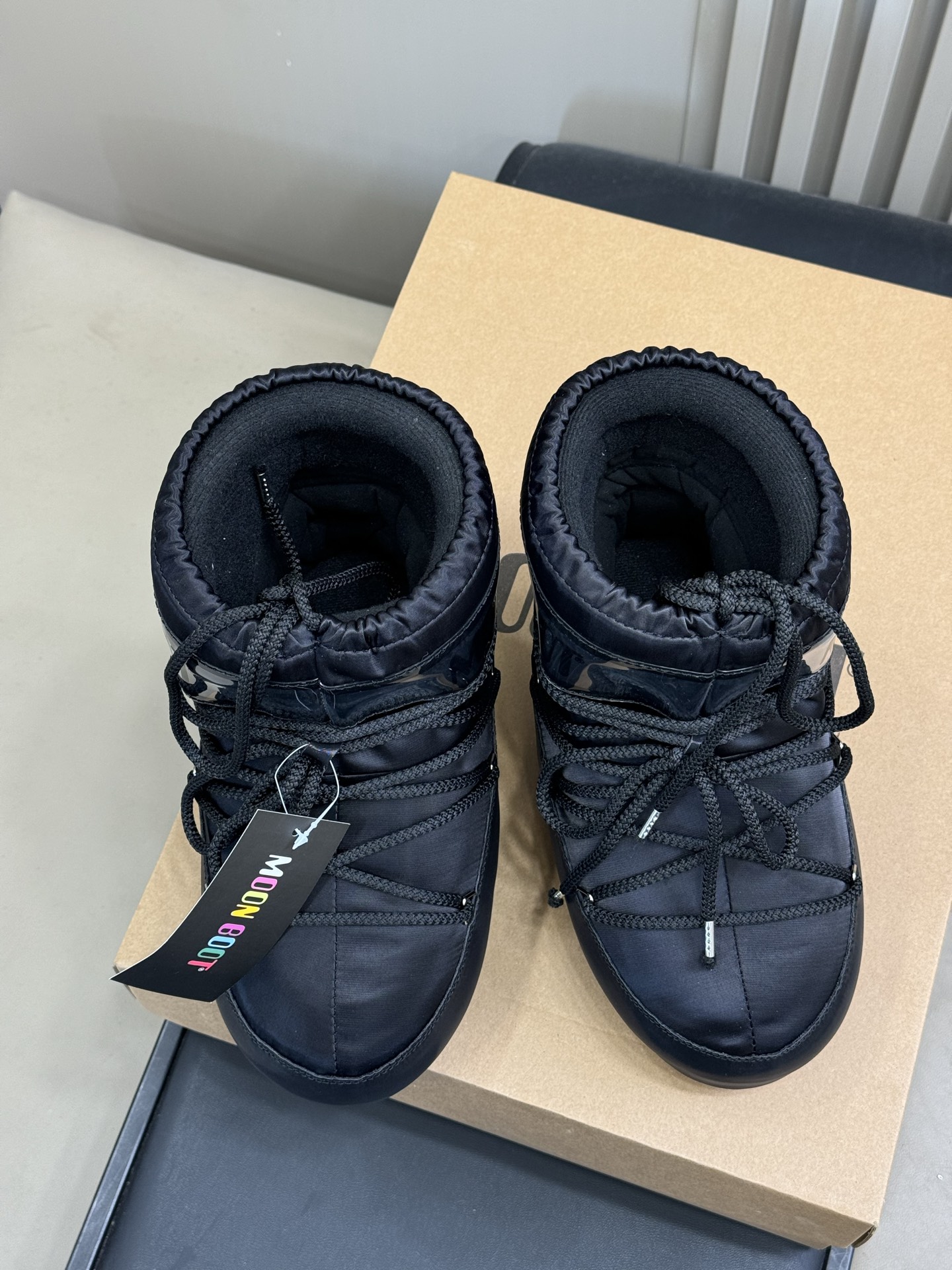 Moonboot这月亮雪地靴很出圈吗？去年这靴子看到好多辣妹子在穿搭配都是1.7的即视感！巨显腿长那种！