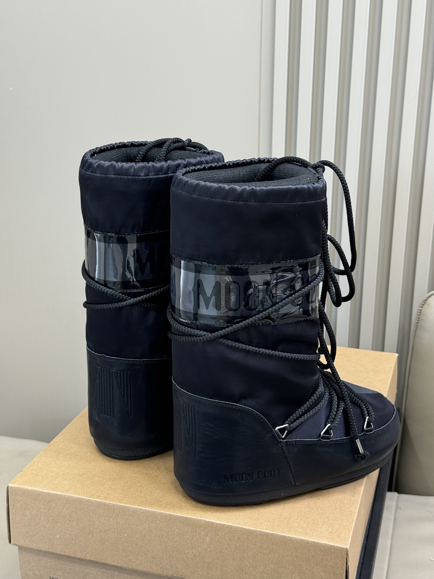 Moonboot这月亮雪地靴很出圈吗？去年这靴子看到好多辣妹子在穿搭配都是1.7的即视感！巨显腿长那种！