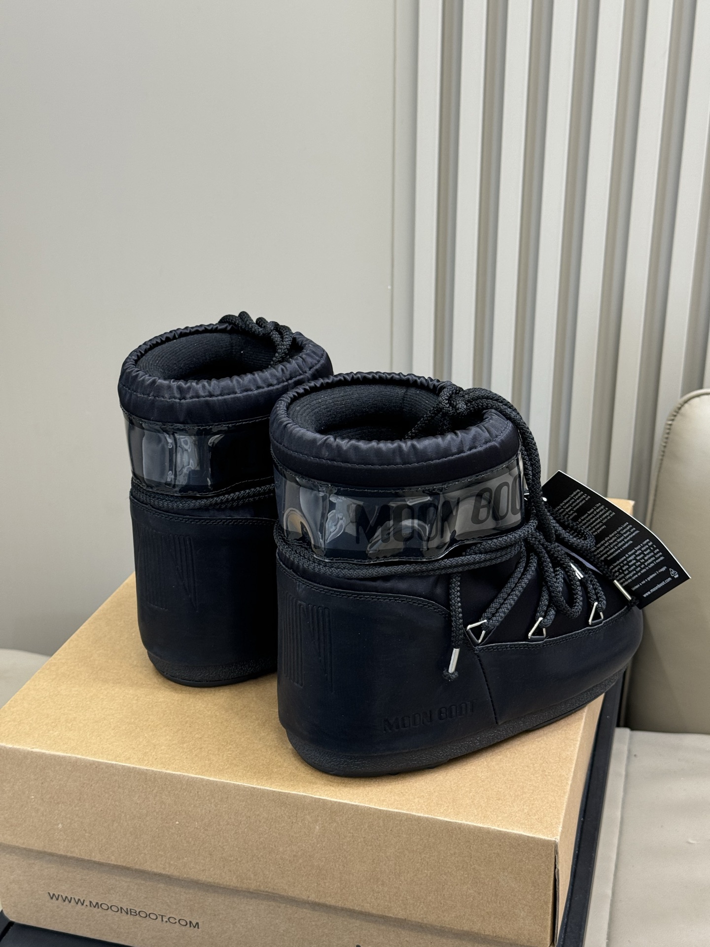 Moonboot这月亮雪地靴很出圈吗？去年这靴子看到好多辣妹子在穿搭配都是1.7的即视感！巨显腿长那种！