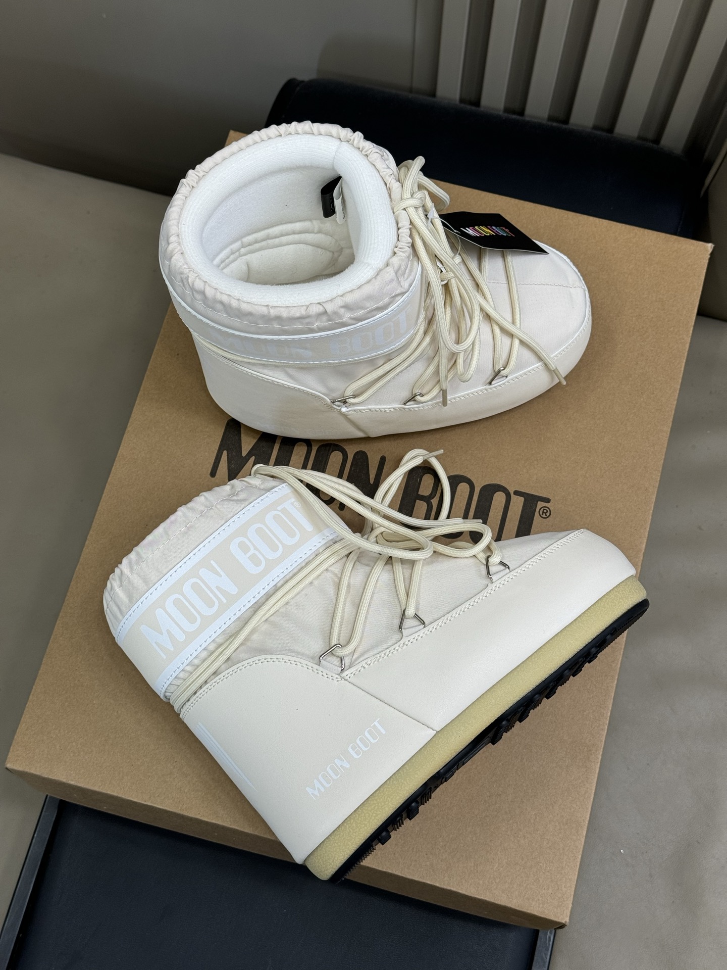 Moonboot这月亮雪地靴很出圈吗？去年这靴子看到好多辣妹子在穿搭配都是1.7的即视感！巨显腿长那种！