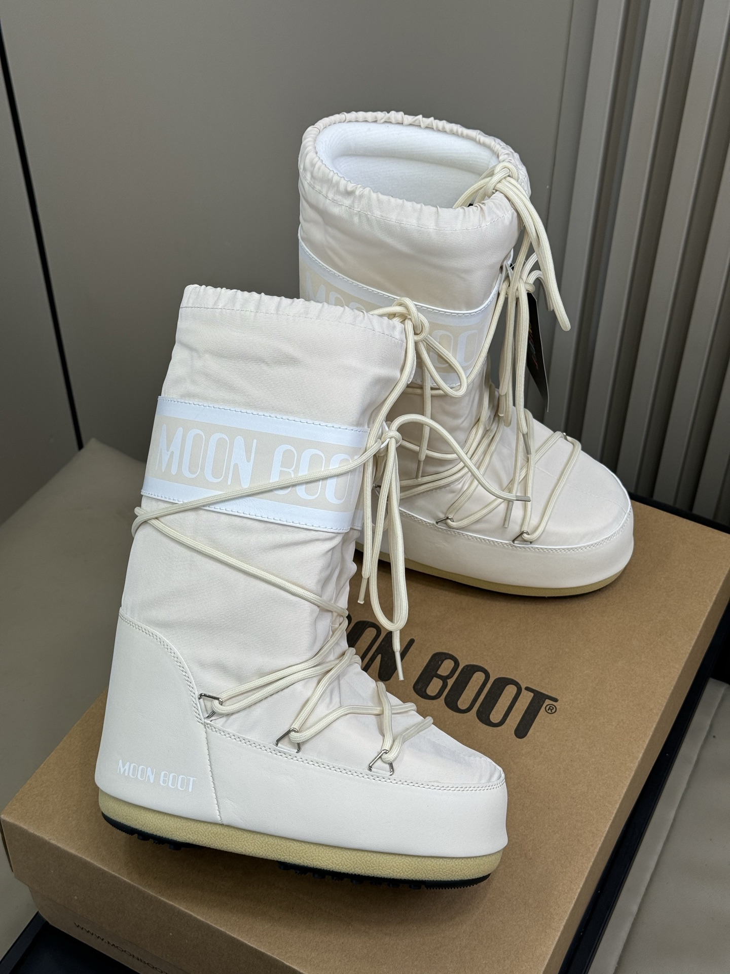 Moonboot这月亮雪地靴很出圈吗？去年这靴子看到好多辣妹子在穿搭配都是1.7的即视感！巨显腿长那种！