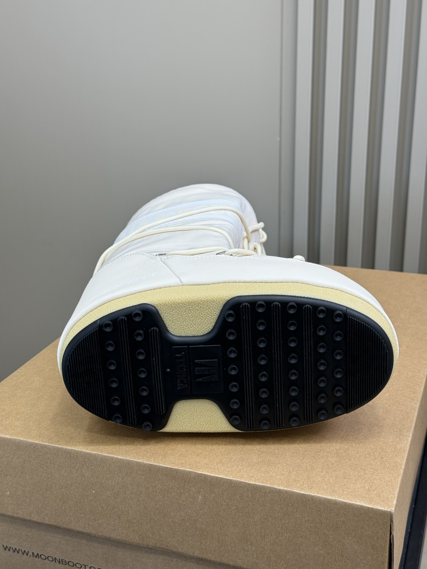 Moonboot这月亮雪地靴很出圈吗？去年这靴子看到好多辣妹子在穿搭配都是1.7的即视感！巨显腿长那种！