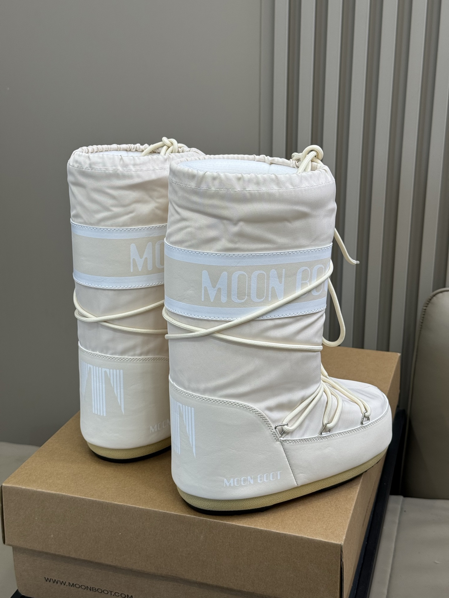 Moonboot这月亮雪地靴很出圈吗？去年这靴子看到好多辣妹子在穿搭配都是1.7的即视感！巨显腿长那种！