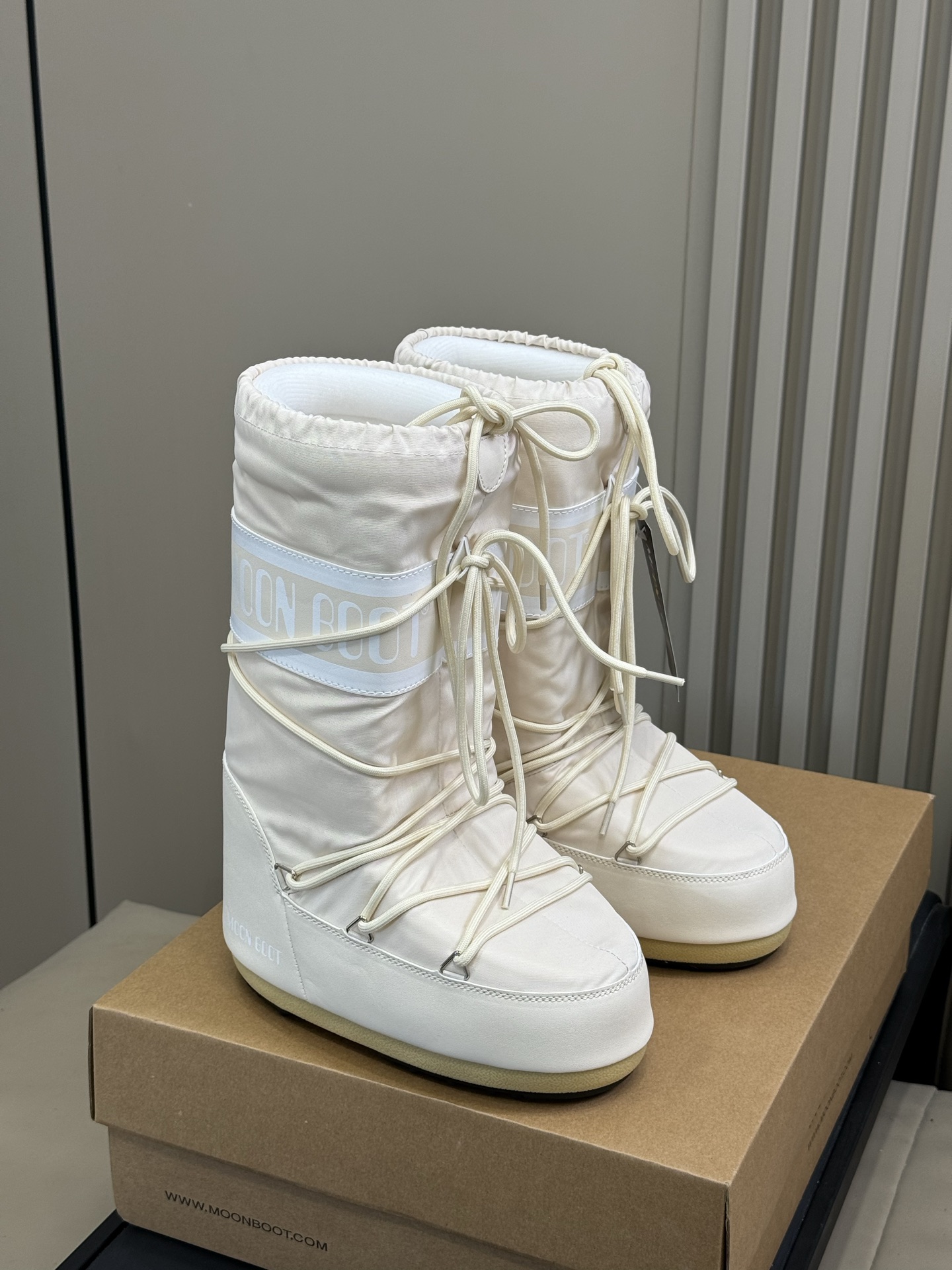 Moonboot这月亮雪地靴很出圈吗？去年这靴子看到好多辣妹子在穿搭配都是1.7的即视感！巨显腿长那种！