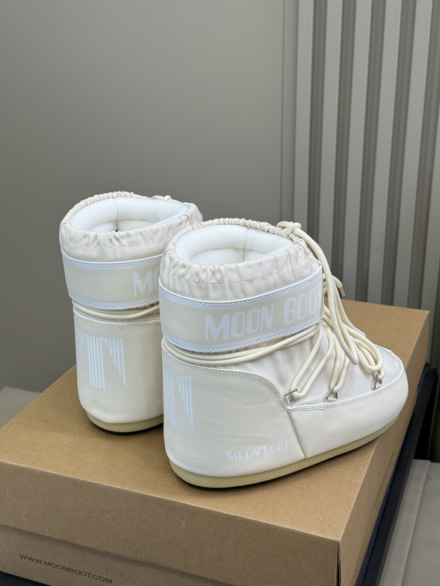 Moonboot这月亮雪地靴很出圈吗？去年这靴子看到好多辣妹子在穿搭配都是1.7的即视感！巨显腿长那种！