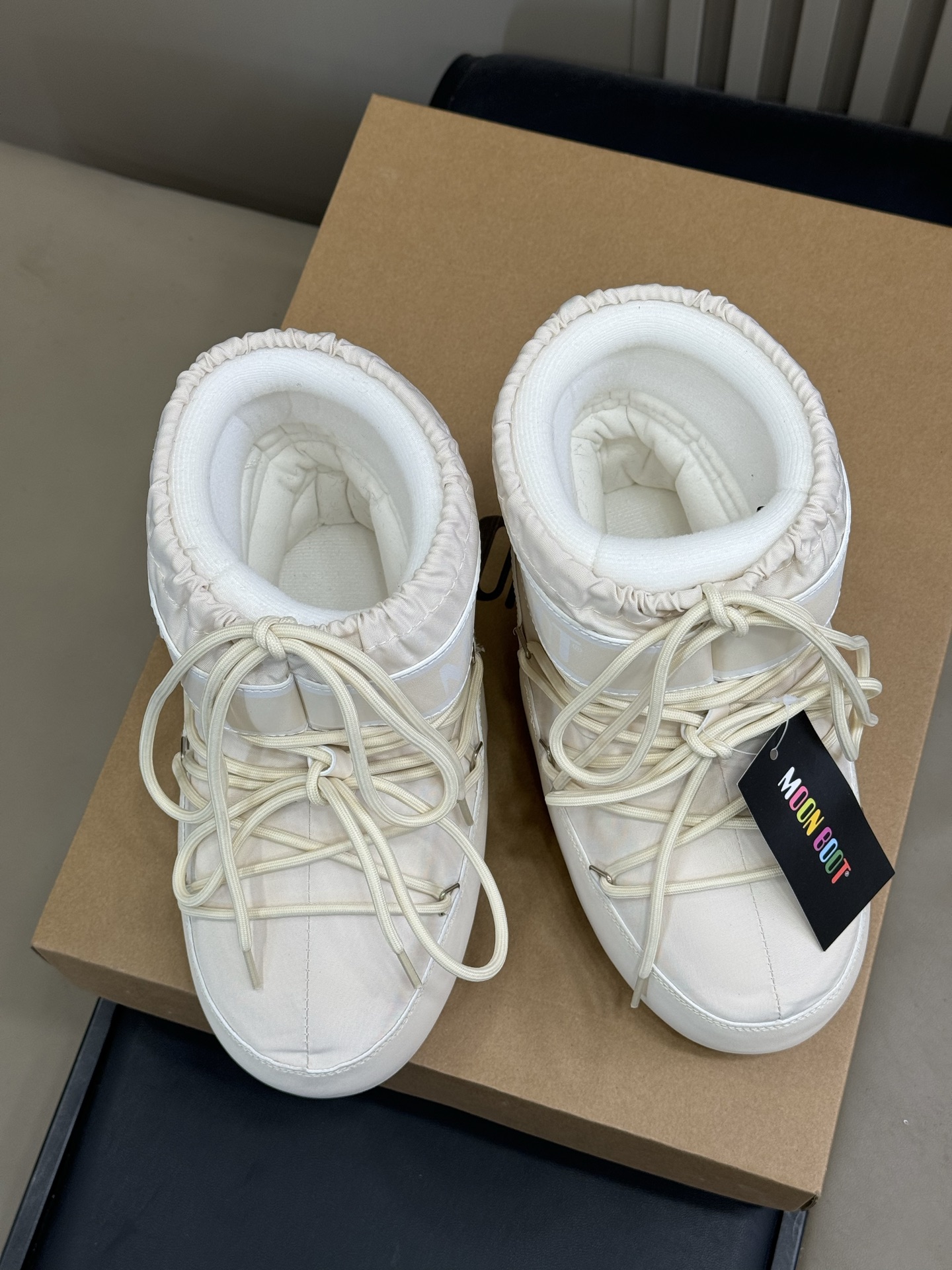 Moonboot这月亮雪地靴很出圈吗？去年这靴子看到好多辣妹子在穿搭配都是1.7的即视感！巨显腿长那种！