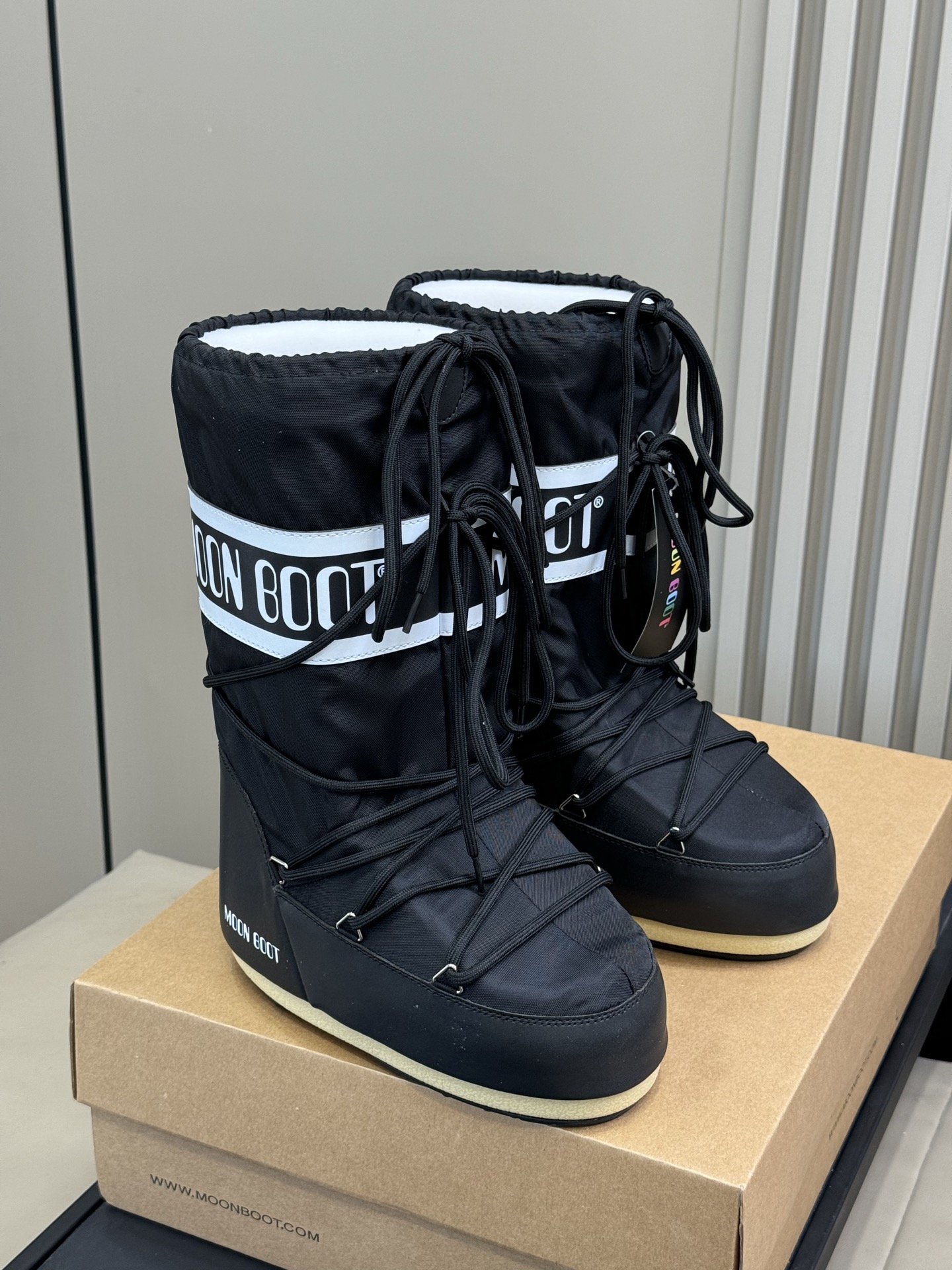 Moonboot这月亮雪地靴很出圈吗？去年这靴子看到好多辣妹子在穿搭配都是1.7的即视感！巨显腿长那种！