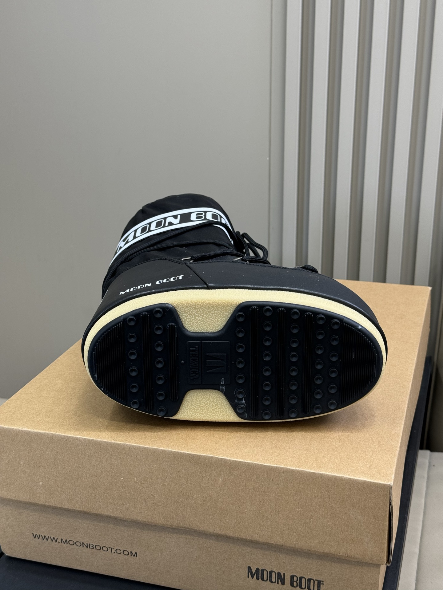 Moonboot这月亮雪地靴很出圈吗？去年这靴子看到好多辣妹子在穿搭配都是1.7的即视感！巨显腿长那种！