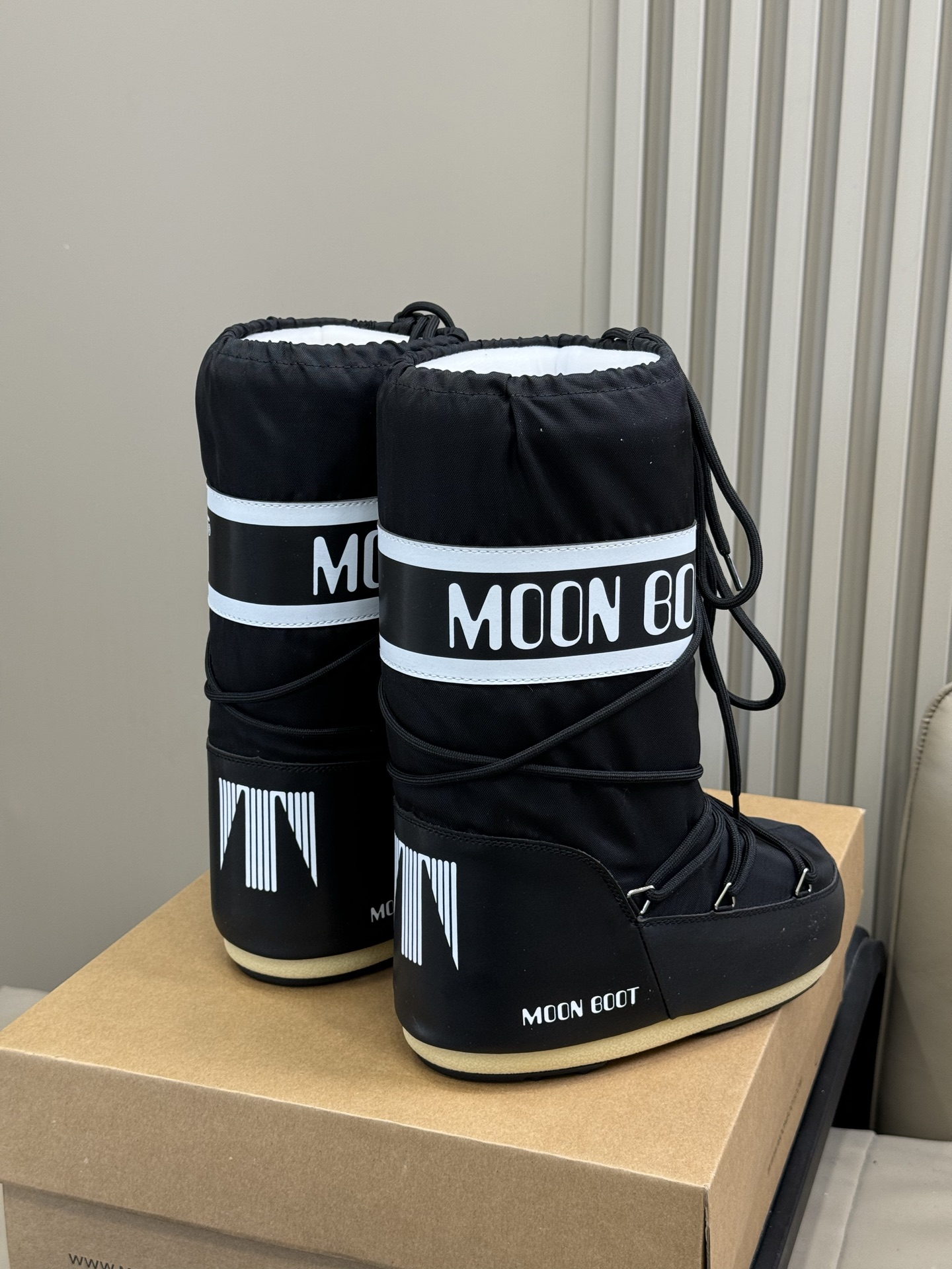 Moonboot这月亮雪地靴很出圈吗？去年这靴子看到好多辣妹子在穿搭配都是1.7的即视感！巨显腿长那种！