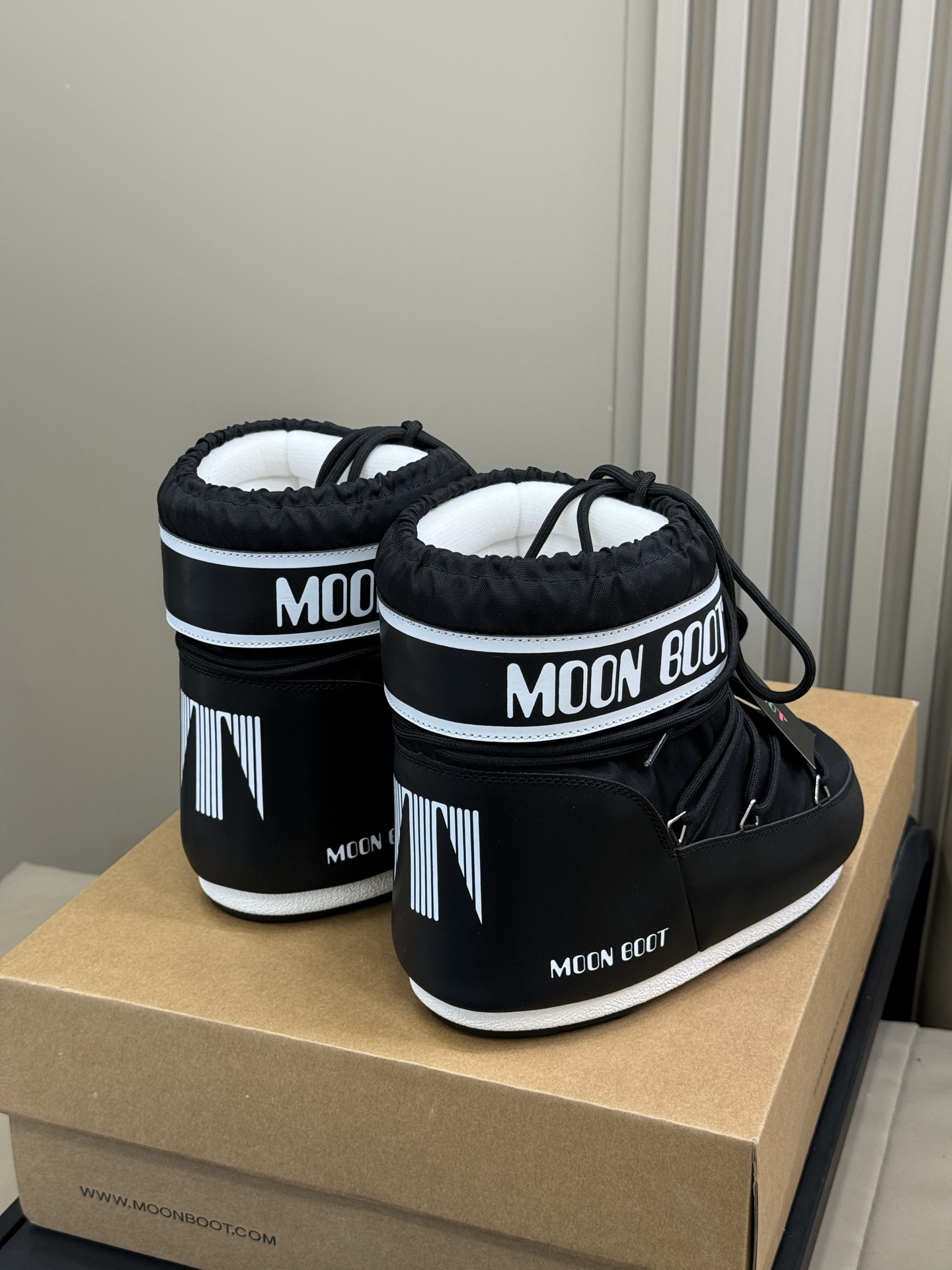 Moonboot这月亮雪地靴很出圈吗？去年这靴子看到好多辣妹子在穿搭配都是1.7的即视感！巨显腿长那种！