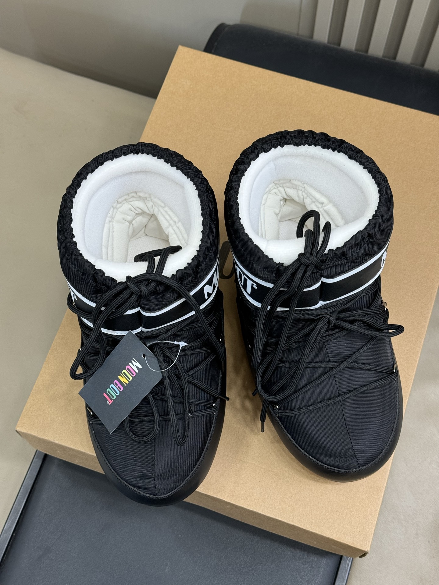 Moonboot这月亮雪地靴很出圈吗？去年这靴子看到好多辣妹子在穿搭配都是1.7的即视感！巨显腿长那种！