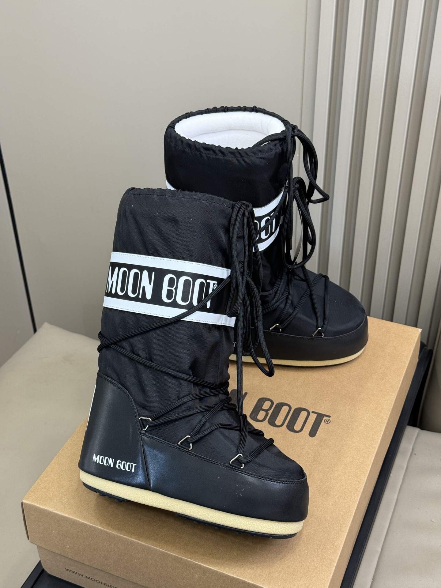 Moonboot这月亮雪地靴很出圈吗？去年这靴子看到好多辣妹子在穿搭配都是1.7的即视感！巨显腿长那种！