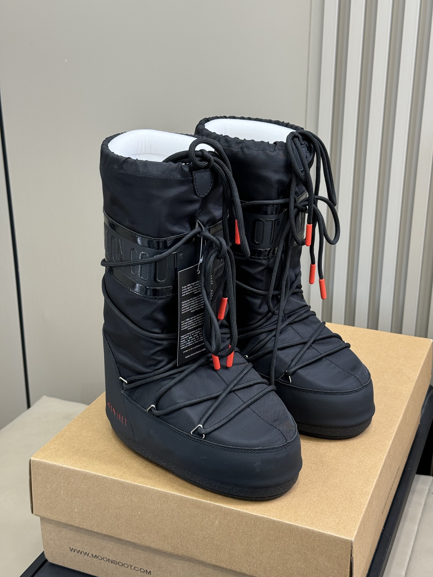 Moonboot这月亮雪地靴很出圈吗？去年这靴子看到好多辣妹子在穿搭配都是1.7的即视感！巨显腿长那种！