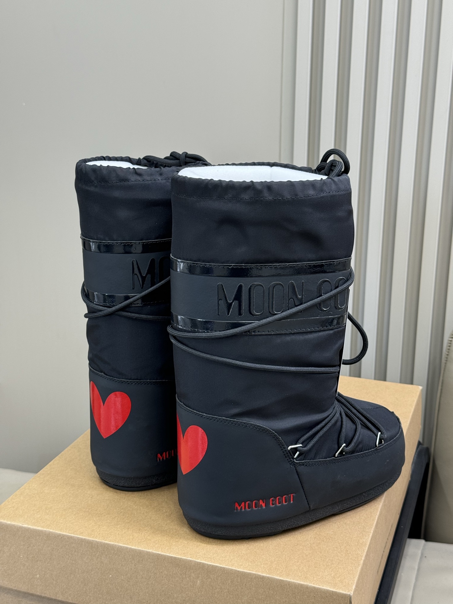 Moonboot这月亮雪地靴很出圈吗？去年这靴子看到好多辣妹子在穿搭配都是1.7的即视感！巨显腿长那种！