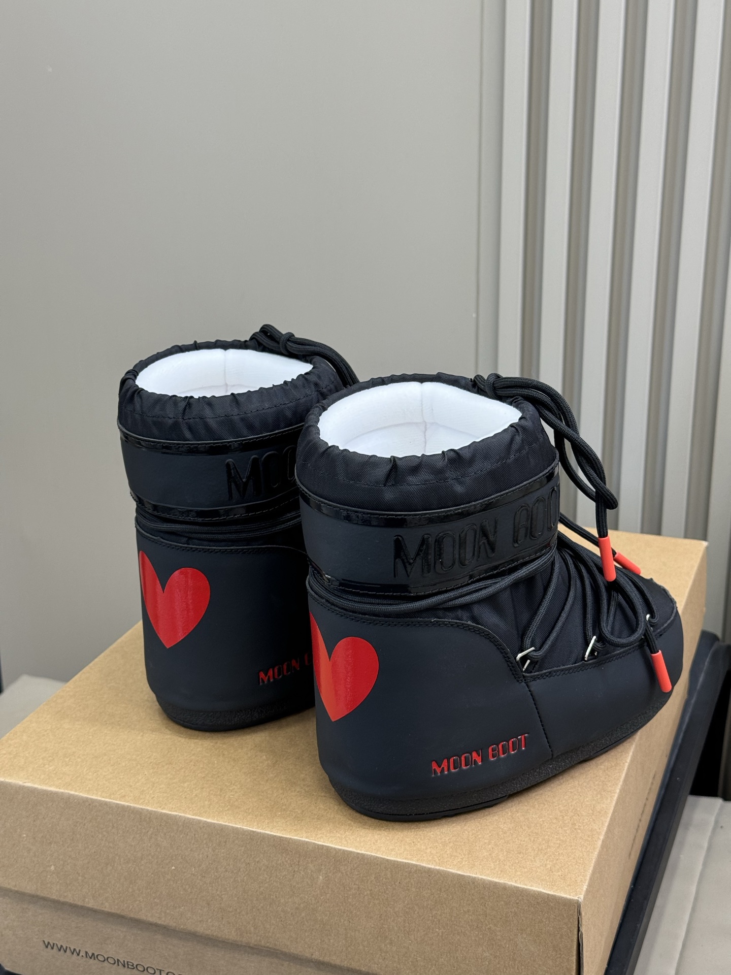 Moonboot这月亮雪地靴很出圈吗？去年这靴子看到好多辣妹子在穿搭配都是1.7的即视感！巨显腿长那种！