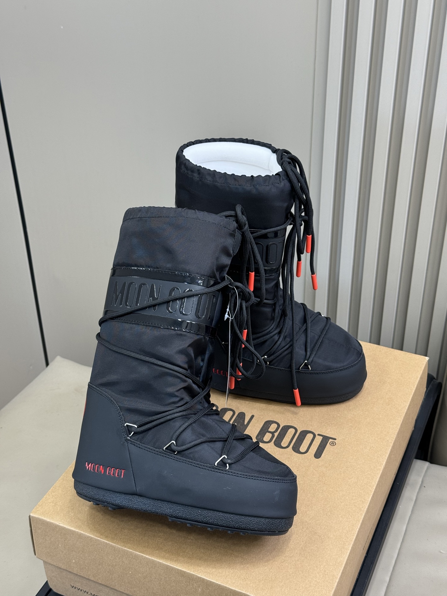 Moonboot这月亮雪地靴很出圈吗？去年这靴子看到好多辣妹子在穿搭配都是1.7的即视感！巨显腿长那种！