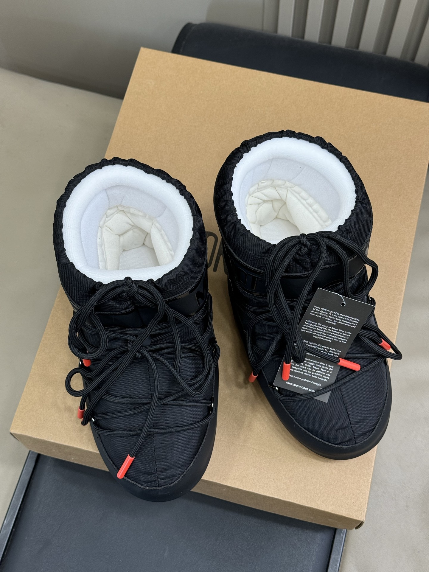 Moonboot这月亮雪地靴很出圈吗？去年这靴子看到好多辣妹子在穿搭配都是1.7的即视感！巨显腿长那种！