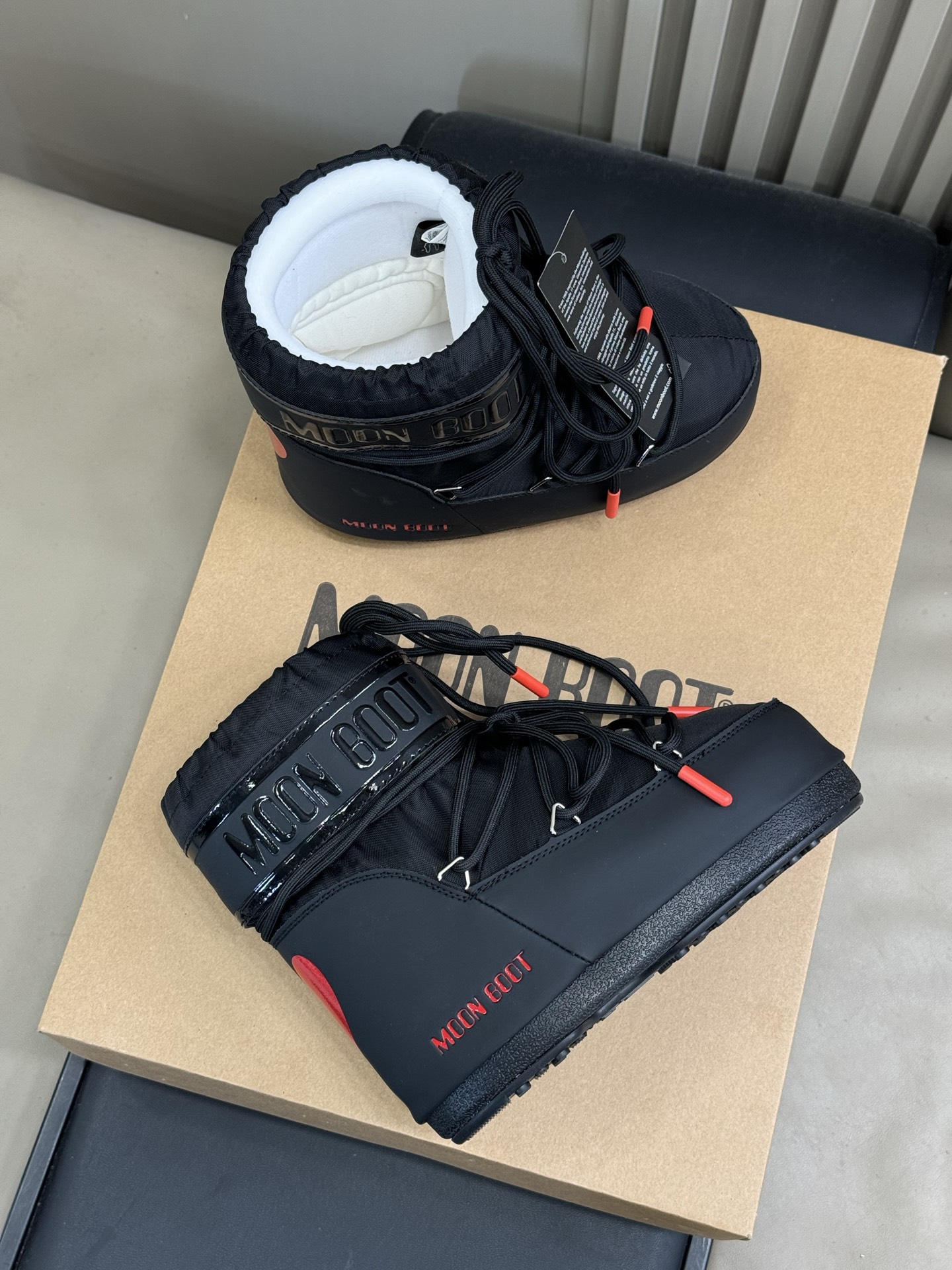 Moonboot这月亮雪地靴很出圈吗？去年这靴子看到好多辣妹子在穿搭配都是1.7的即视感！巨显腿长那种！