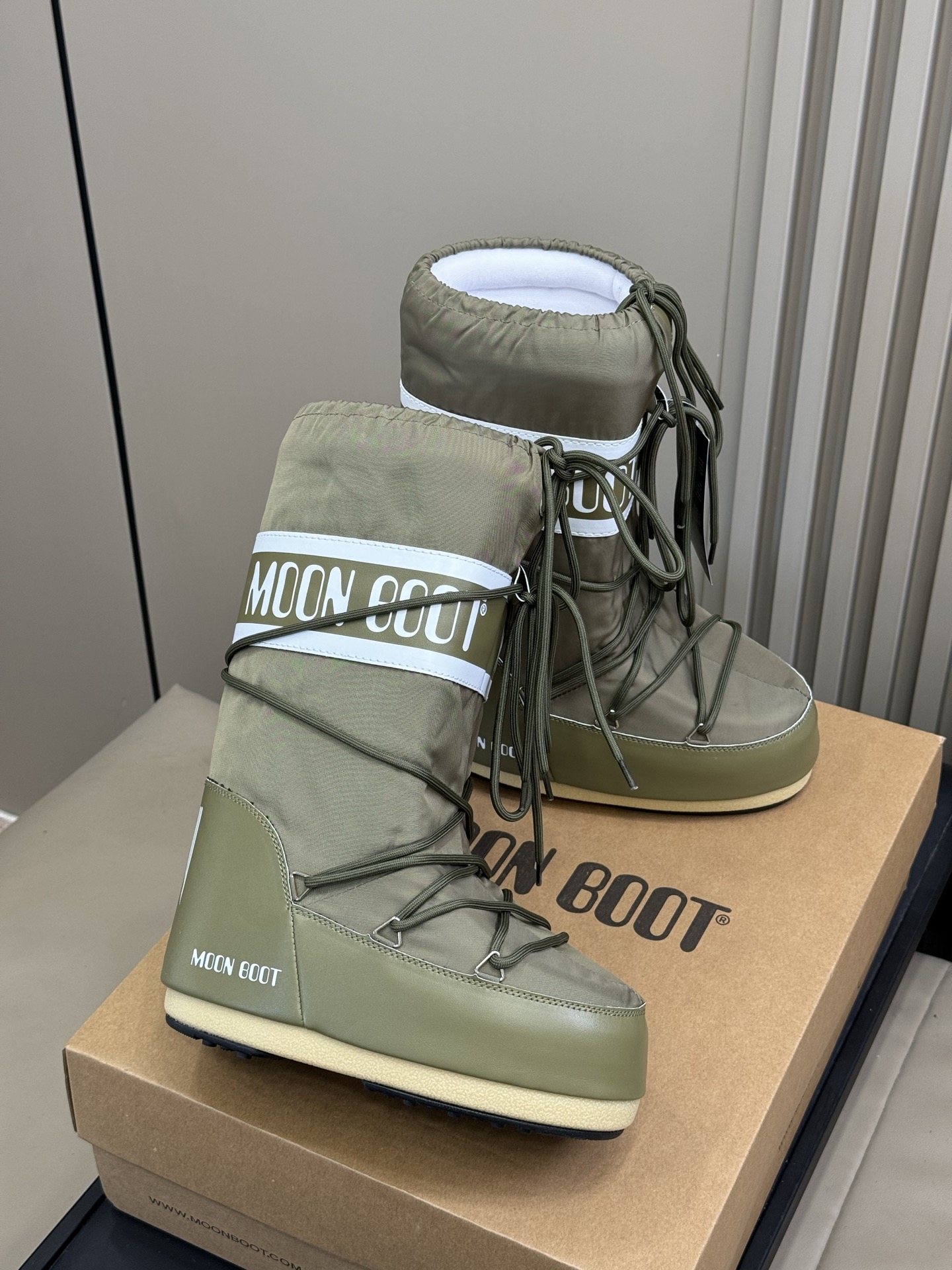 Moonboot这月亮雪地靴很出圈吗？去年这靴子看到好多辣妹子在穿搭配都是1.7的即视感！巨显腿长那种！