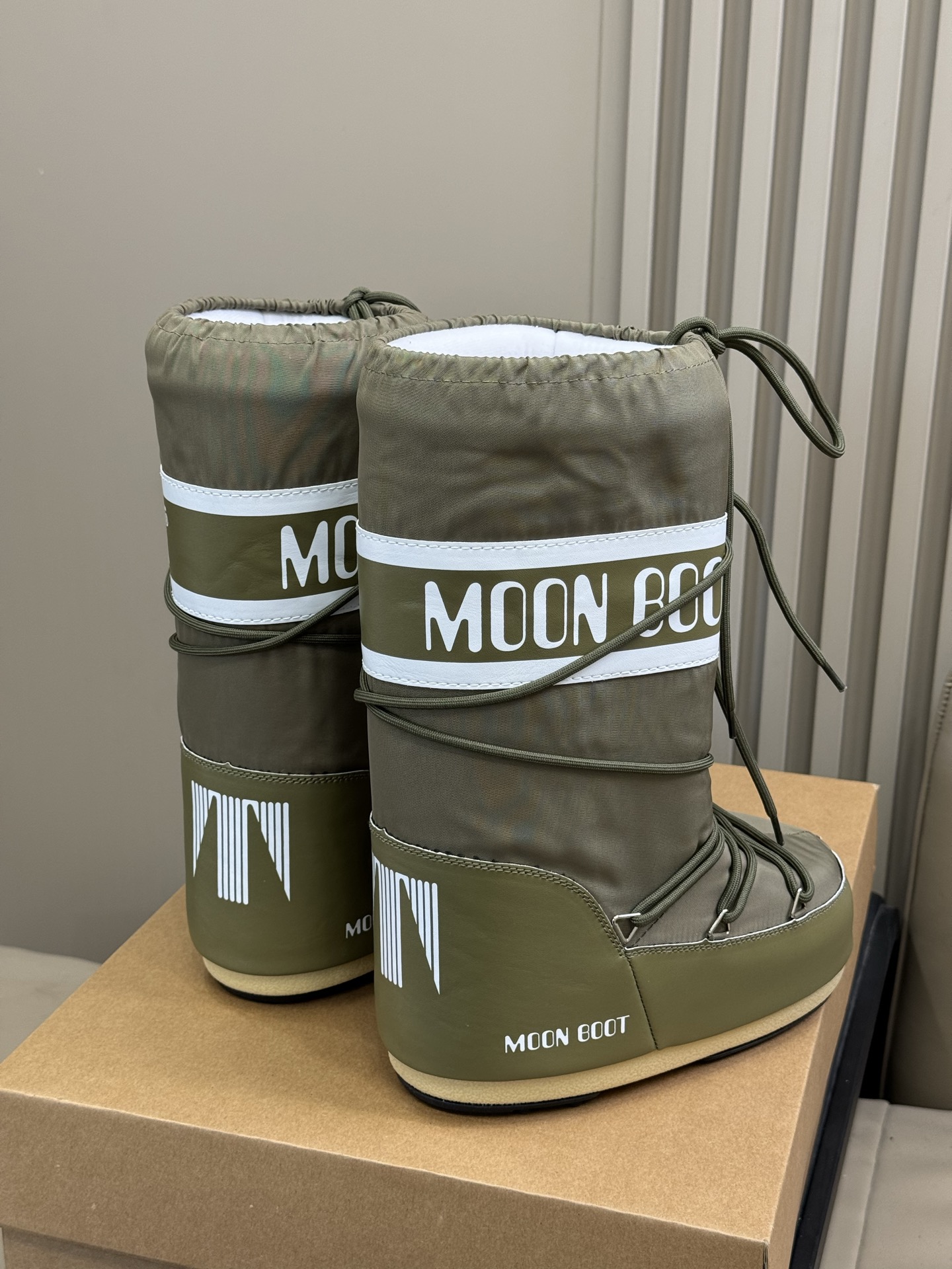 Moonboot这月亮雪地靴很出圈吗？去年这靴子看到好多辣妹子在穿搭配都是1.7的即视感！巨显腿长那种！