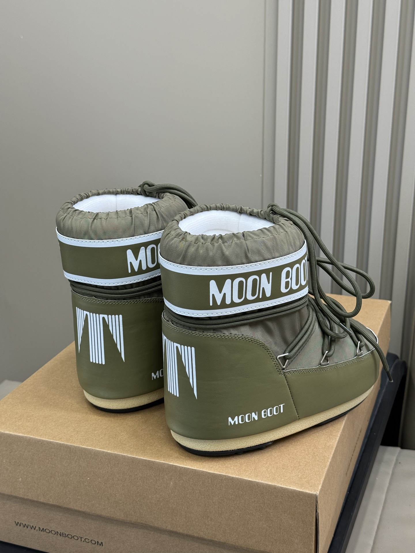 Moonboot这月亮雪地靴很出圈吗？去年这靴子看到好多辣妹子在穿搭配都是1.7的即视感！巨显腿长那种！