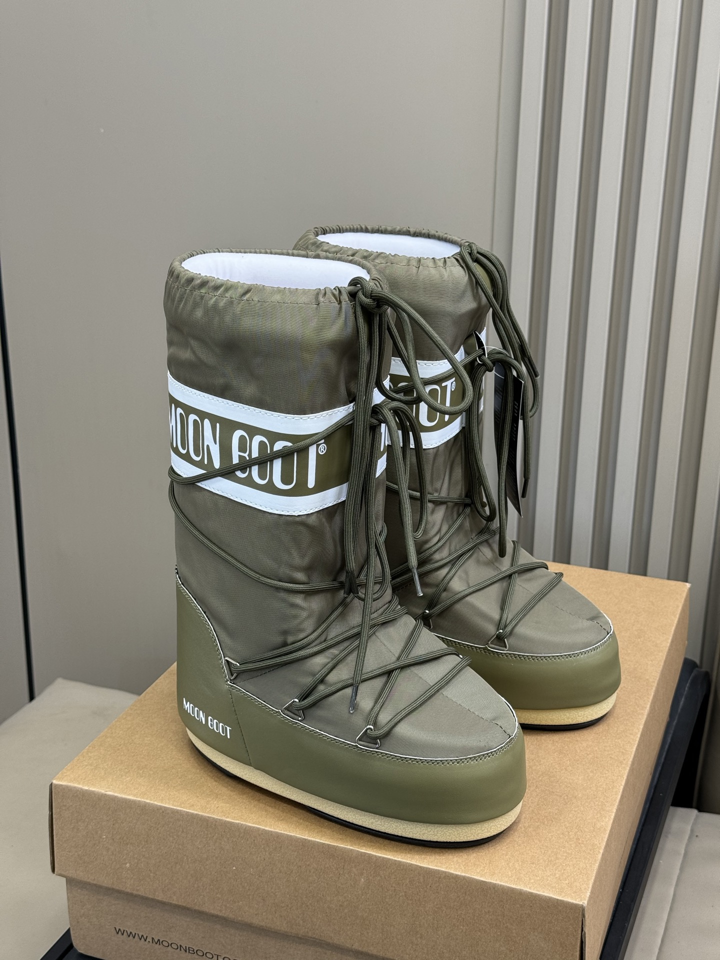 Moonboot这月亮雪地靴很出圈吗？去年这靴子看到好多辣妹子在穿搭配都是1.7的即视感！巨显腿长那种！