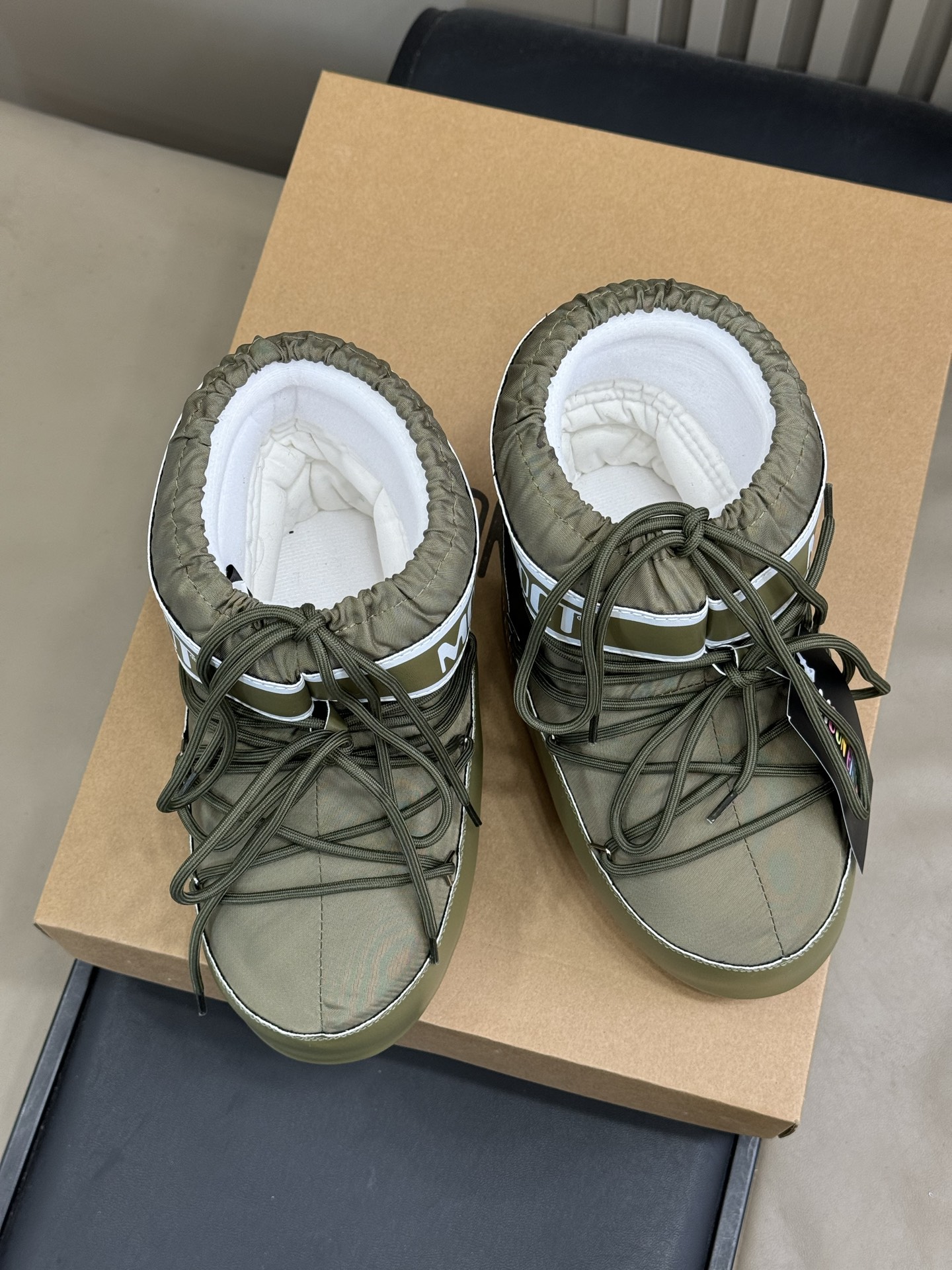 Moonboot这月亮雪地靴很出圈吗？去年这靴子看到好多辣妹子在穿搭配都是1.7的即视感！巨显腿长那种！