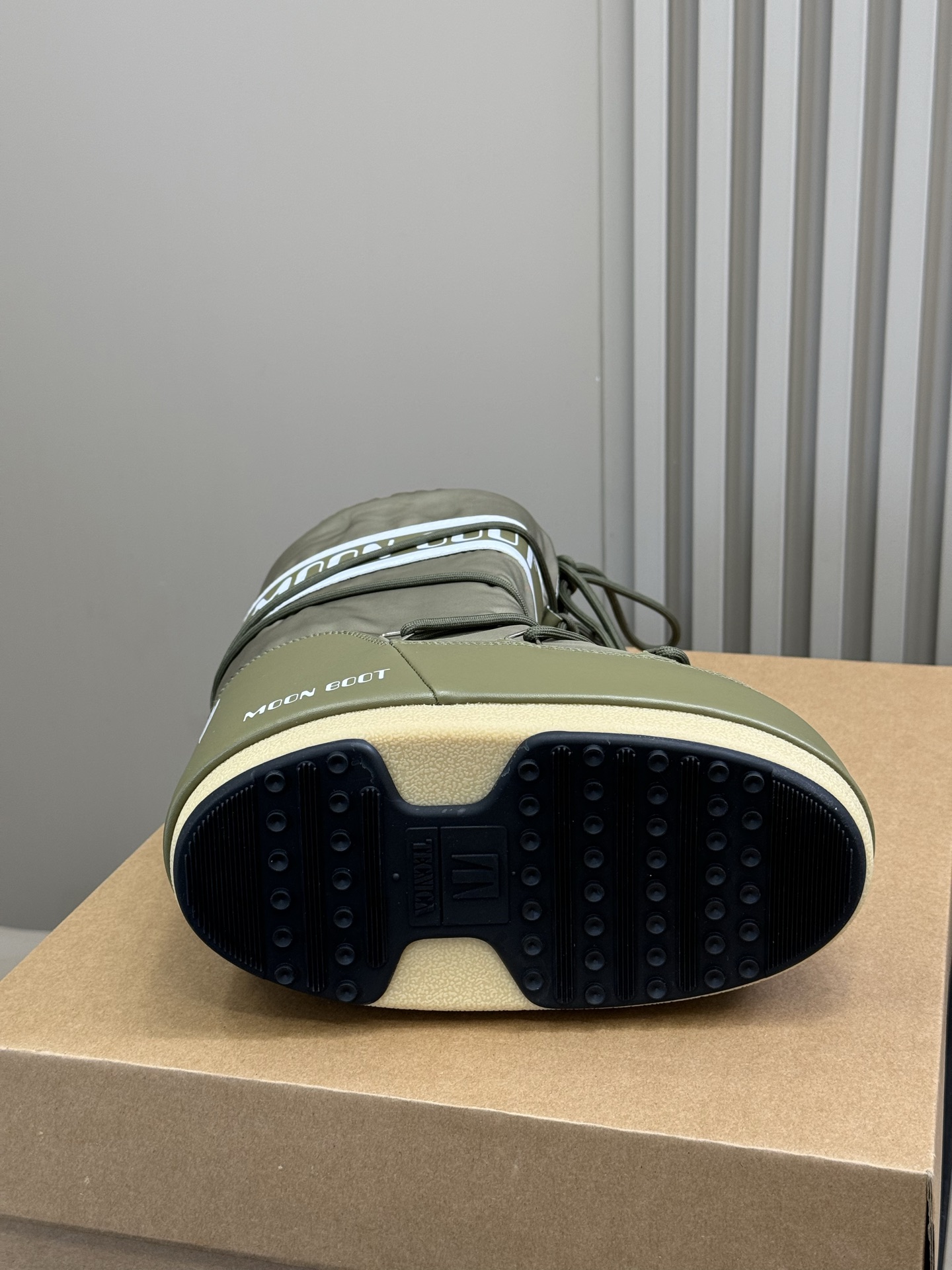 Moonboot这月亮雪地靴很出圈吗？去年这靴子看到好多辣妹子在穿搭配都是1.7的即视感！巨显腿长那种！