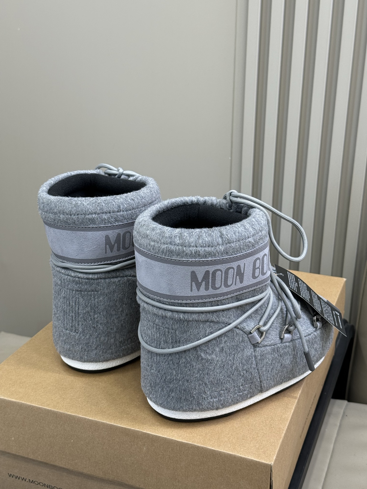 Moonboot这月亮雪地靴很出圈吗？去年这靴子看到好多辣妹子在穿搭配都是1.7的即视感！巨显腿长那种！