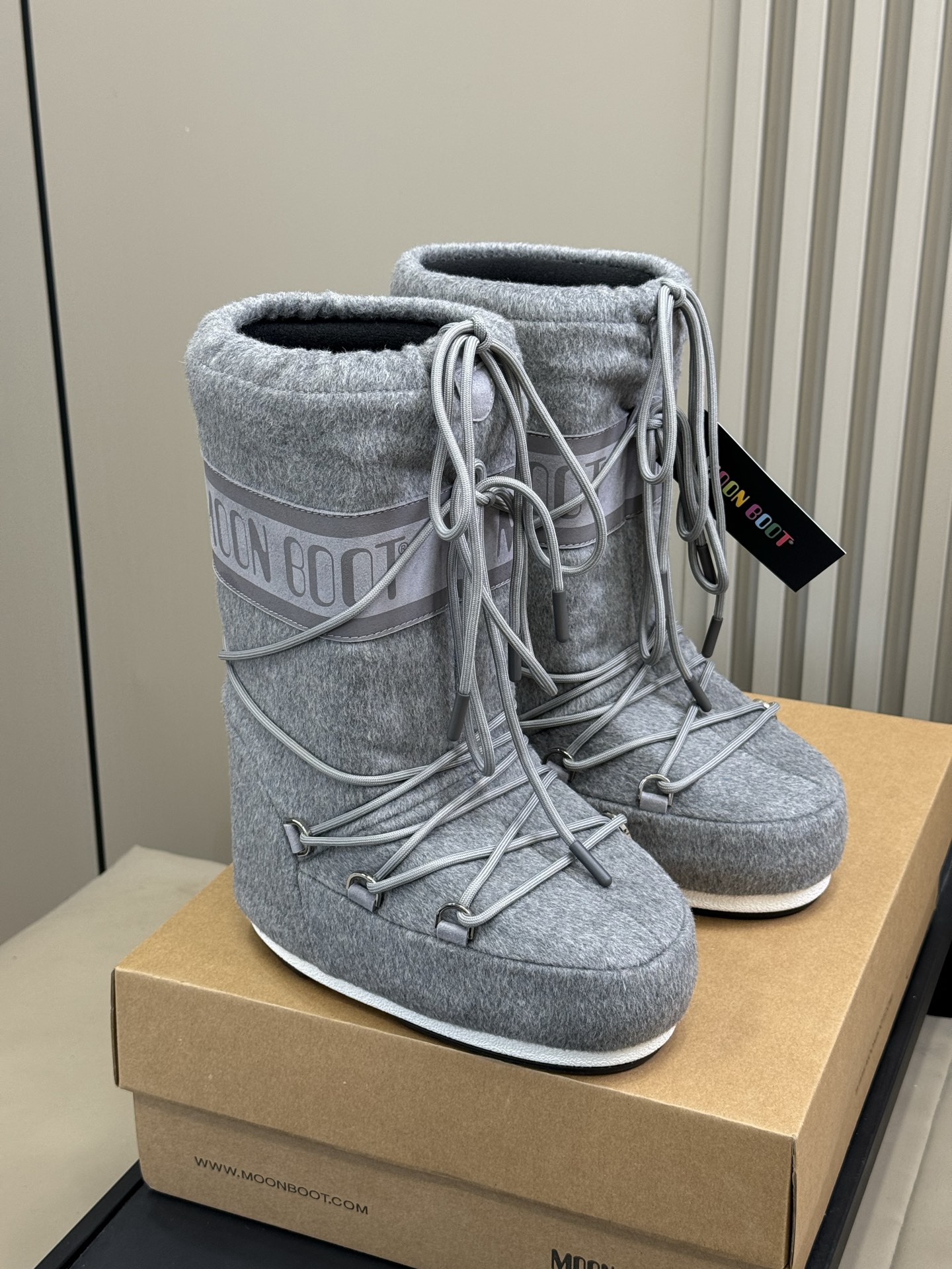 Moonboot这月亮雪地靴很出圈吗？去年这靴子看到好多辣妹子在穿搭配都是1.7的即视感！巨显腿长那种！