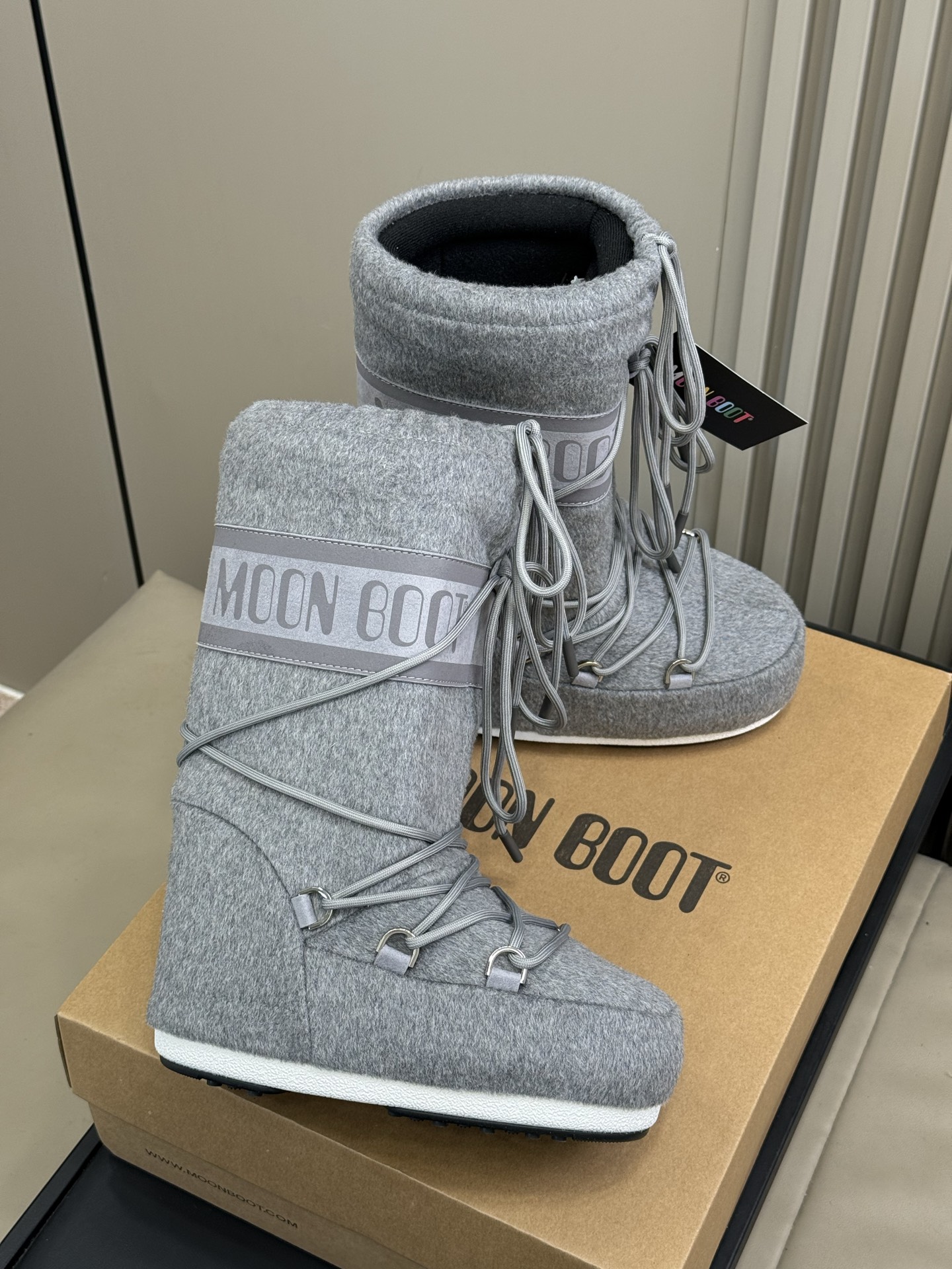 Moonboot这月亮雪地靴很出圈吗？去年这靴子看到好多辣妹子在穿搭配都是1.7的即视感！巨显腿长那种！