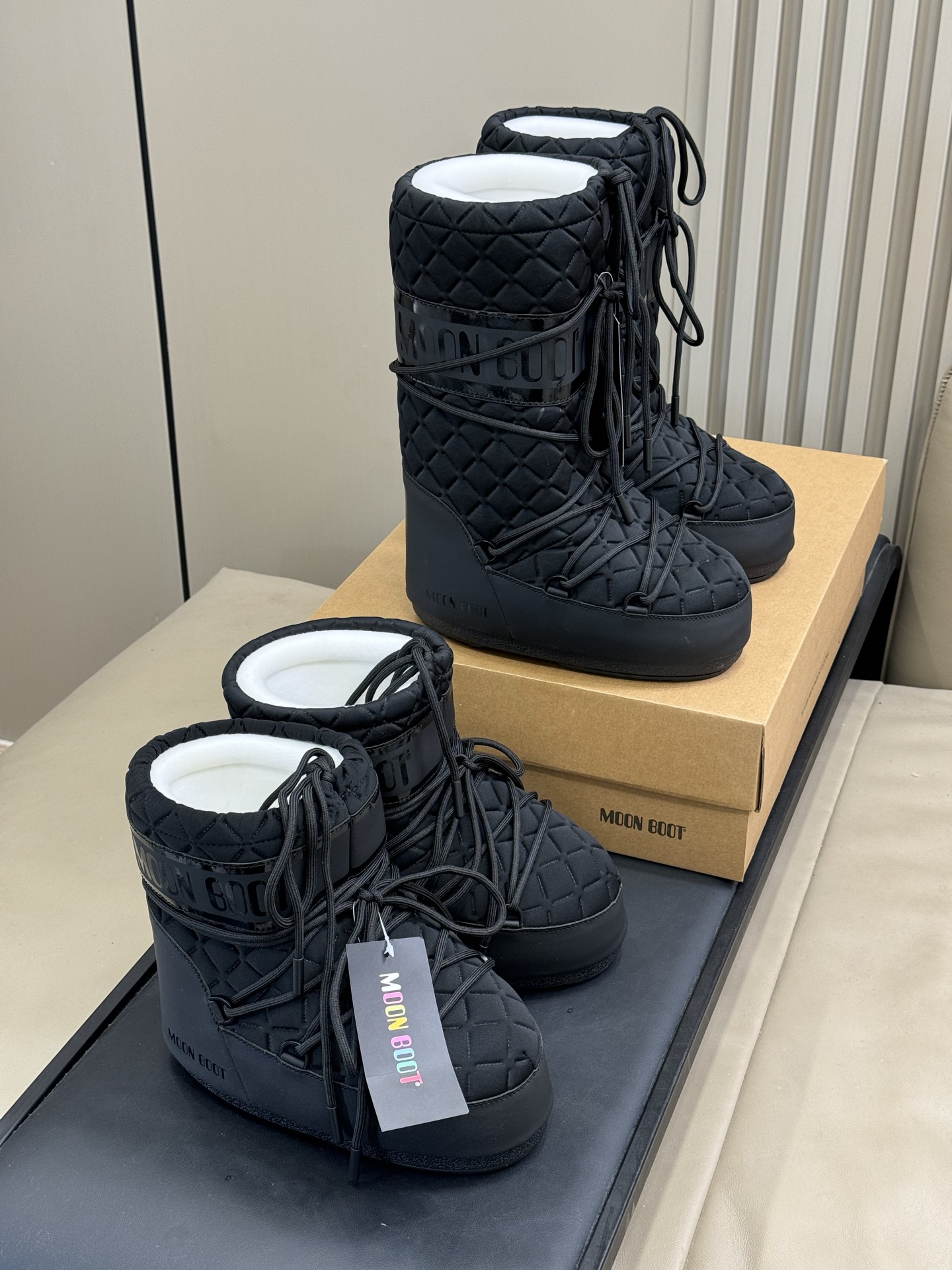 Moonboot这月亮雪地靴很出圈吗？去年这靴子看到好多辣妹子在穿搭配都是1.7的即视感！巨显腿长那种！