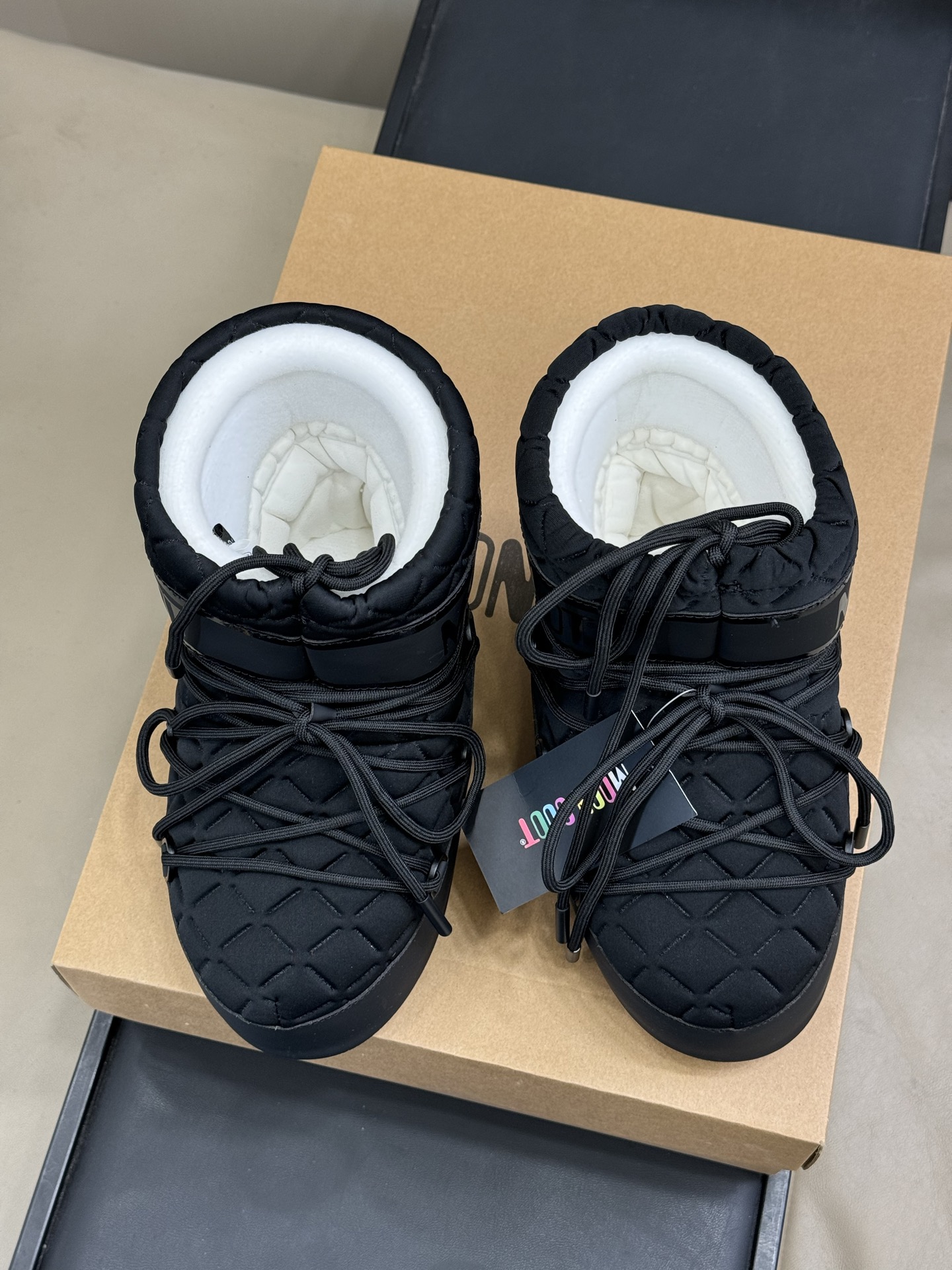 Moonboot这月亮雪地靴很出圈吗？去年这靴子看到好多辣妹子在穿搭配都是1.7的即视感！巨显腿长那种！