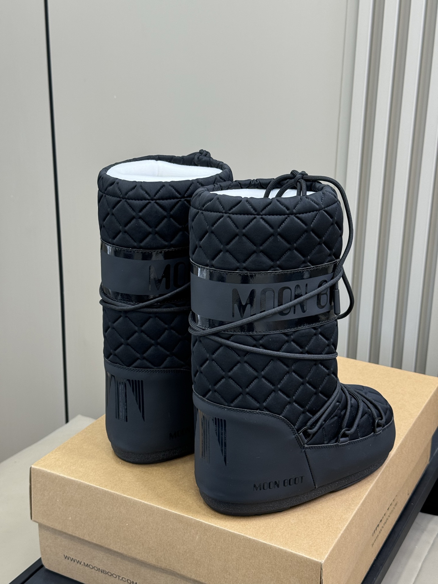 Moonboot这月亮雪地靴很出圈吗？去年这靴子看到好多辣妹子在穿搭配都是1.7的即视感！巨显腿长那种！