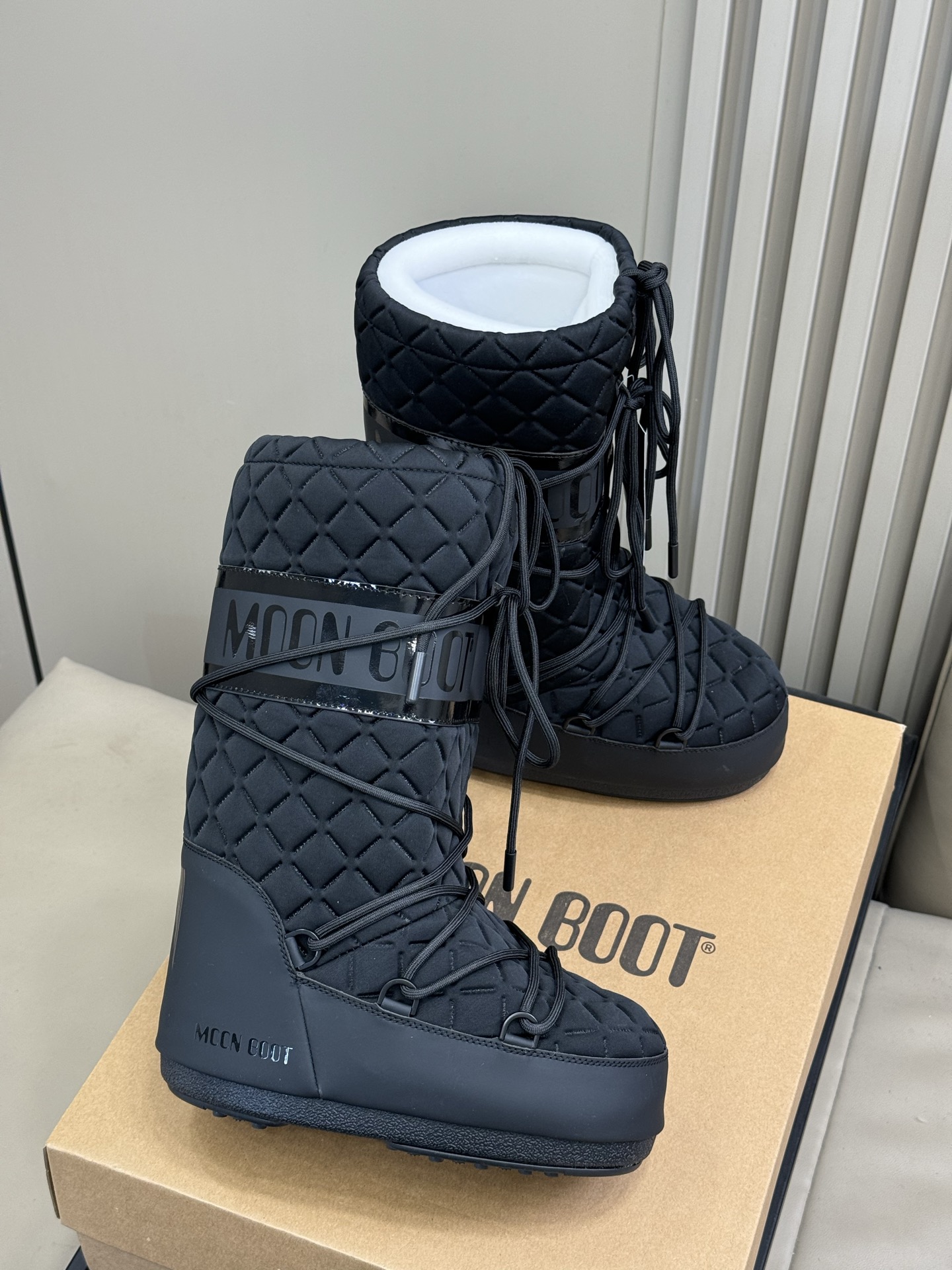 Moonboot这月亮雪地靴很出圈吗？去年这靴子看到好多辣妹子在穿搭配都是1.7的即视感！巨显腿长那种！