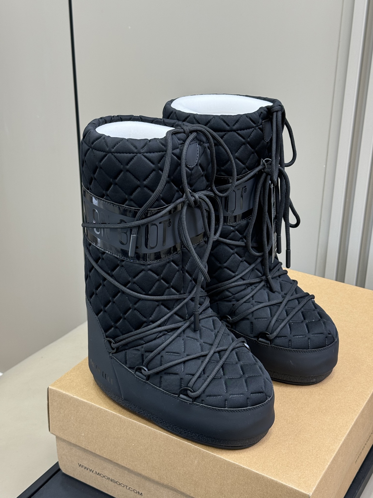 Moonboot这月亮雪地靴很出圈吗？去年这靴子看到好多辣妹子在穿搭配都是1.7的即视感！巨显腿长那种！