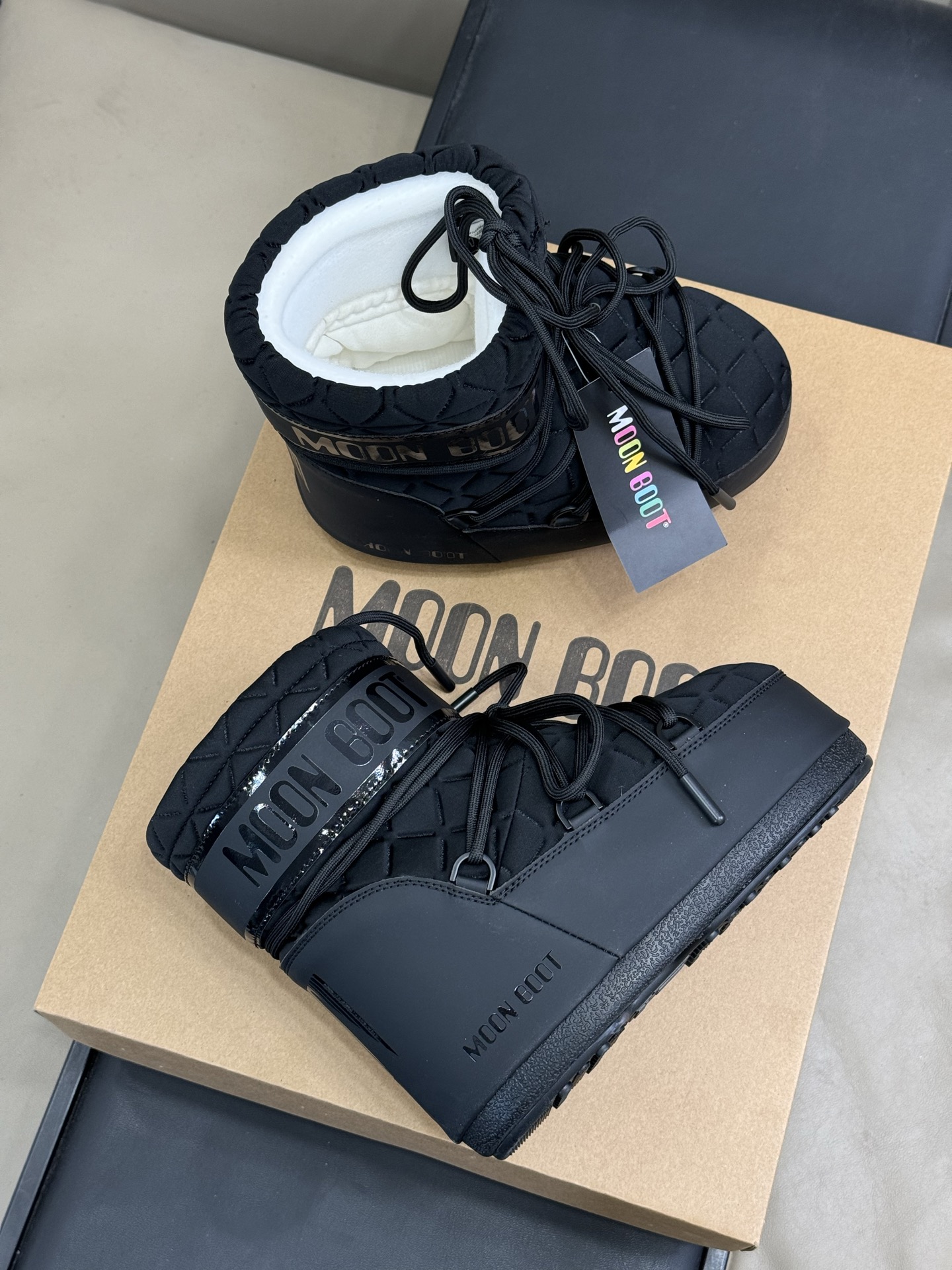 Moonboot这月亮雪地靴很出圈吗？去年这靴子看到好多辣妹子在穿搭配都是1.7的即视感！巨显腿长那种！