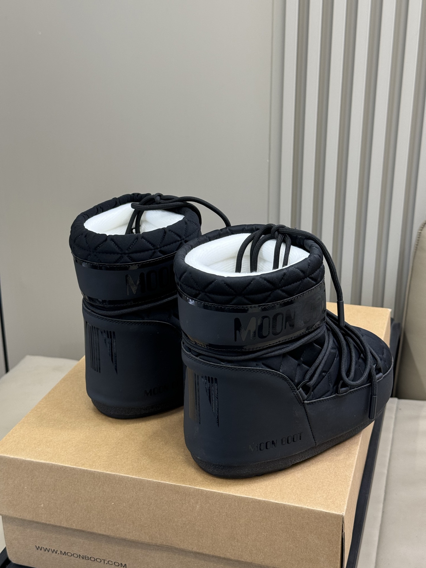 Moonboot这月亮雪地靴很出圈吗？去年这靴子看到好多辣妹子在穿搭配都是1.7的即视感！巨显腿长那种！