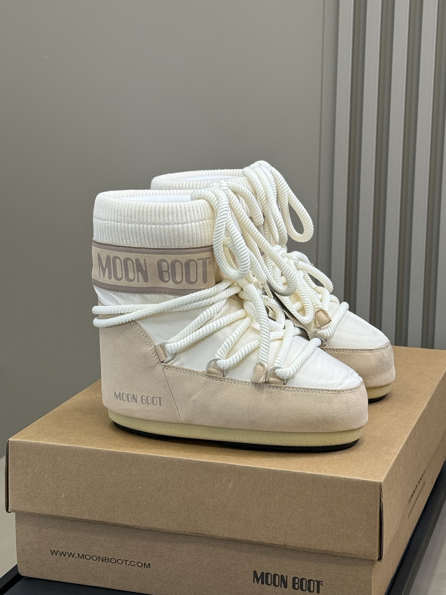 NO:593453,Are these moon boots from Moonboot very popular?  Last year I saw a lot of hot girls wearing these boots with a 1.7 look!  The kind that makes your legs look longer!  The legs are super thin and the feet feel so special, it doesn’t feel like wearing shoes!  It just feels like you are stepping on a very light board when you put it on!  He walks so lightly!  Very comfortable!  Wearing these shoes with shorts and skirts is really a beautiful sight!  Sisters are coming soon!  And some go skiing!  I feel it is also a very good one!  You can also wear it for skiing and fun everyday!  Goes great with those thick snowy cotton pants!  Because the boots are big enough!  Very inclusive!  Couple size size35-43, snow boots, boots, skirts, shorts19860909Moonboot这月亮雪地靴很出圈吗？ 去年这靴子看到好多辣妹子在穿搭配都是1.7的即视感！巨显腿长那种！超显腿细的 好特别的脚感,感觉不像在穿鞋子！就是穿上有种莫名踩在一块很轻的板上的感觉！就走起路来轻飘飘的！很舒适！就是这种鞋子穿出去搭配短裤短裙真的是很美的风景线哈！姐妹们快来啦！还有去滑雪的！我感觉它也是很不错的一款！日常还可以滑雪去玩穿！配那些厚的雪地棉裤很 ！因为靴筒够大！包容性强！ 情侣码数size35-43,雪地靴,boots,skirts,shorts,Women's Shoes