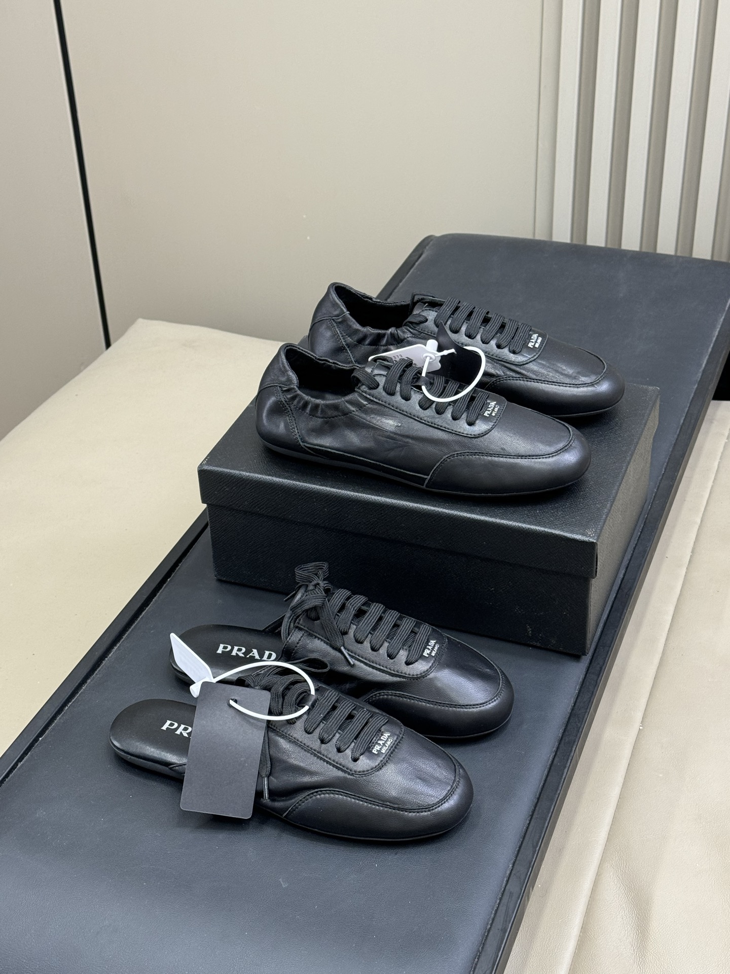 NO:611831,The best [entry-level] thin-soled shoes in 2025 - Prada CollapsePrada has really made great efforts this year. It has made a big move at the beginning. The best entry-level thin-soled shoes have to be the Prada Collapse. In the end, I chose the all-leather model based on the texture. It looks great on the feet, soft/thin/delicate, and the streamlined design of the shoe body is perfect. Size 35-41 Slippers 249, single shoes, prada, slippers198609092025年最佳【入门款】薄底鞋-Prada CollapsePrada今年真的太发力了 上来就整了一个大招 最佳入门款薄底鞋非Prada Collapse莫属了这双 最后还是本着质感选择了全皮款 实物上脚很棒 软/薄/细腻 鞋体流线设计满分 size 35-41 拖鞋249,单鞋,prada,slippers,Women's Shoes