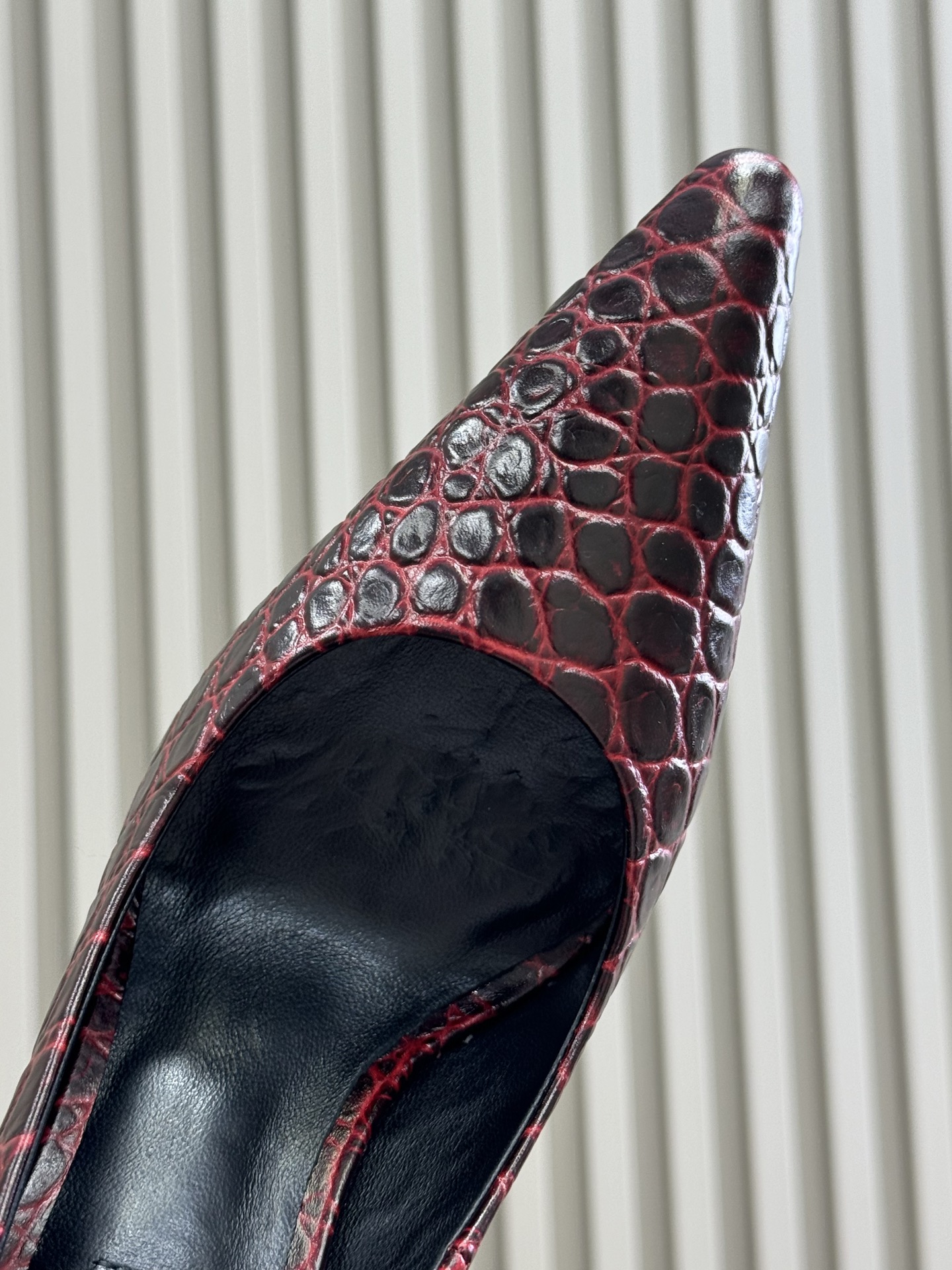 ALAiA|美到失语！这双高跟鞋也太有气场了鞋面由小牛皮制成，搭配压印鳄鱼纹，更显质感；粗跟跟高90毫米