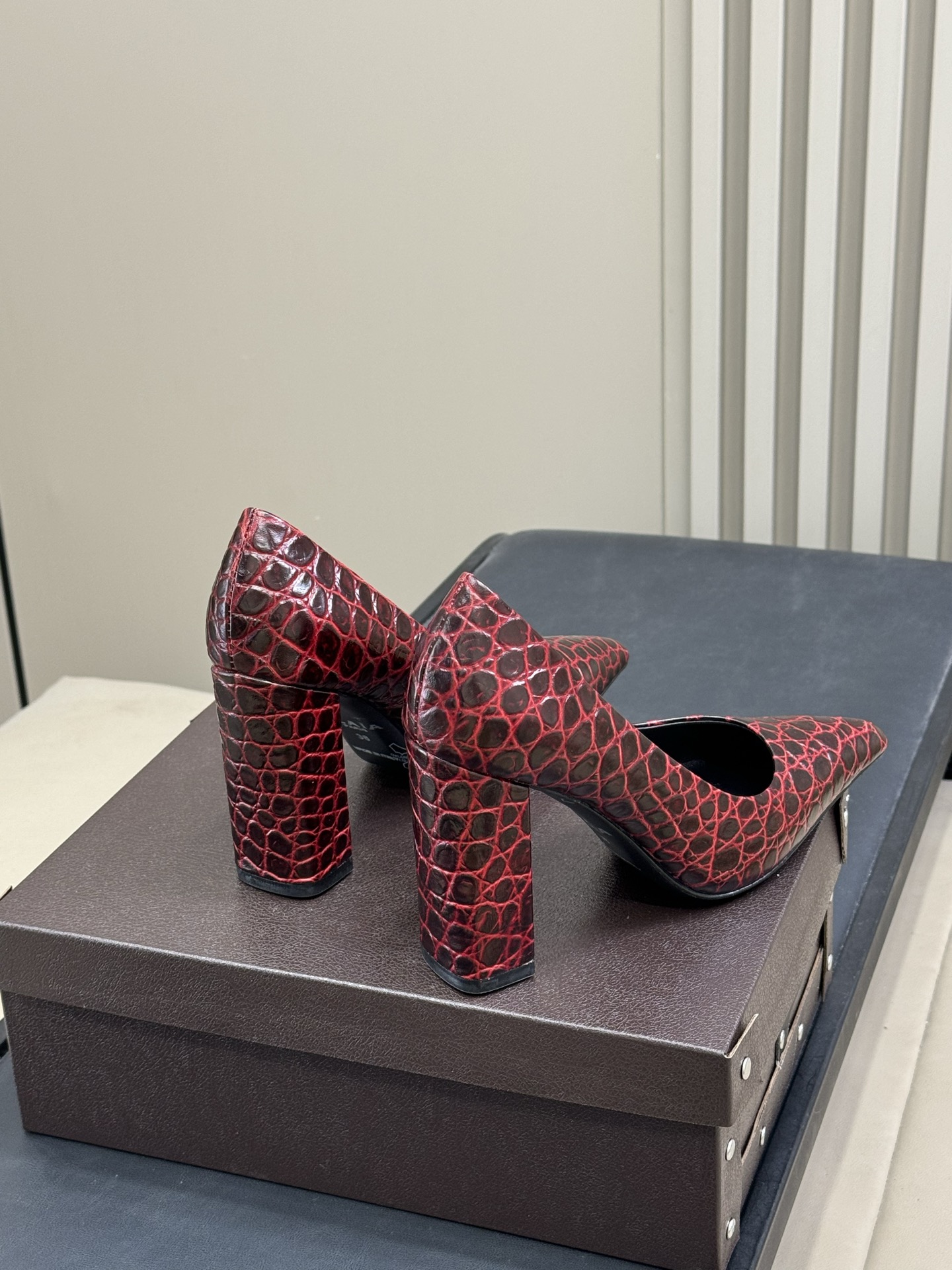 ALAiA|美到失语！这双高跟鞋也太有气场了鞋面由小牛皮制成，搭配压印鳄鱼纹，更显质感；粗跟跟高90毫米