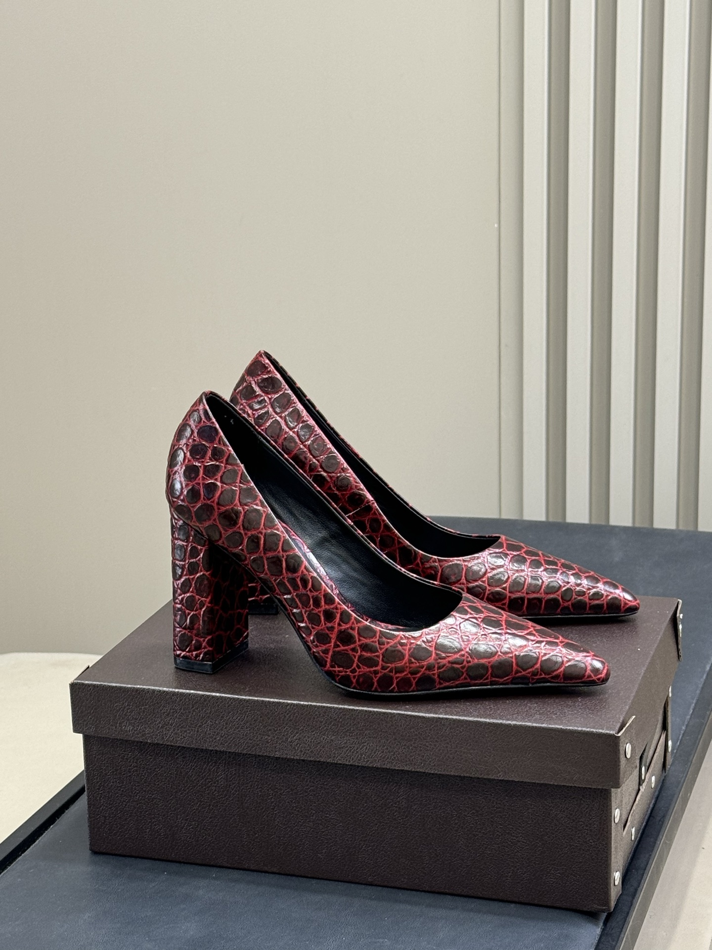 ALAiA|美到失语！这双高跟鞋也太有气场了鞋面由小牛皮制成，搭配压印鳄鱼纹，更显质感；粗跟跟高90毫米