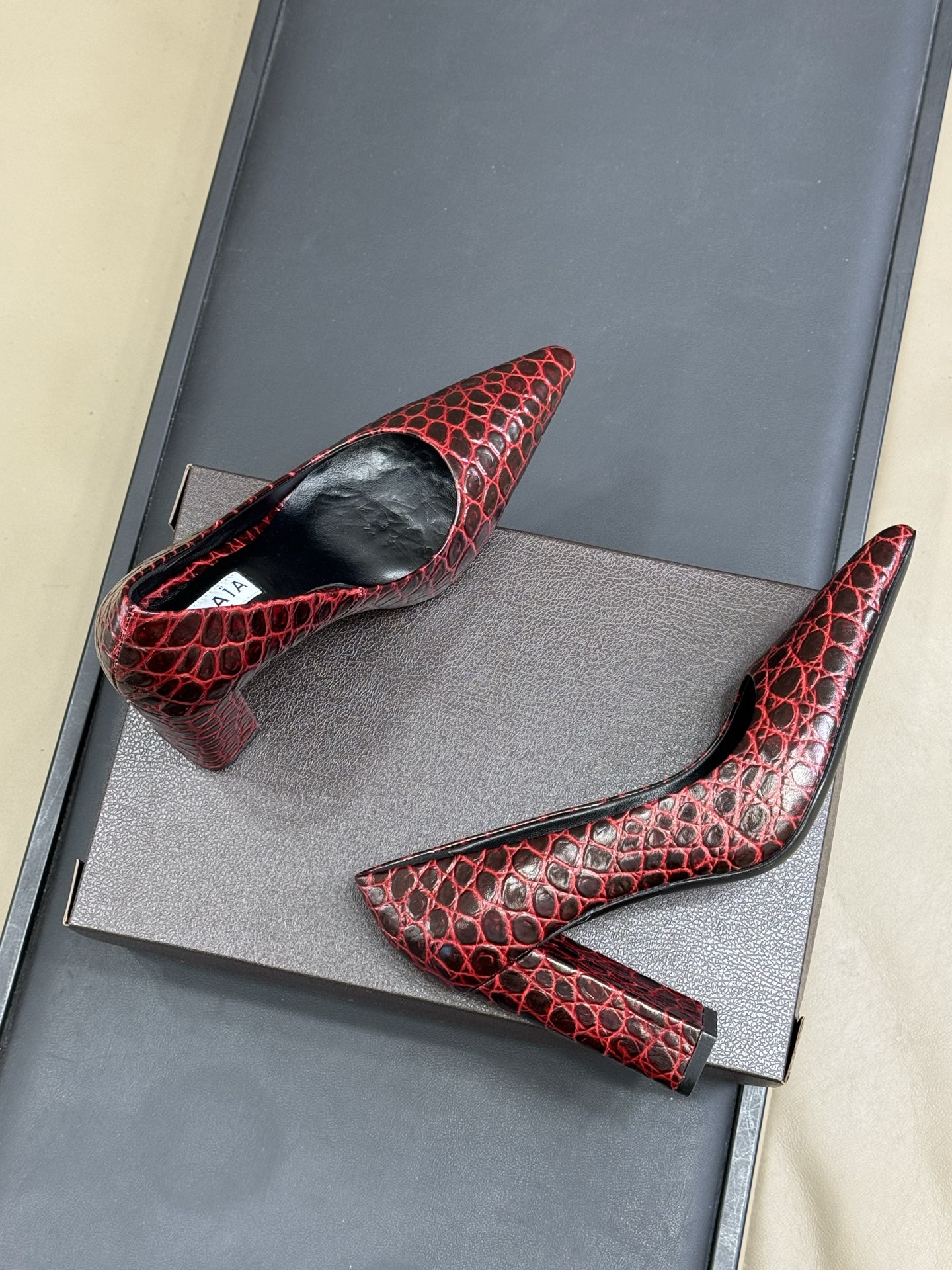 ALAiA|美到失语！这双高跟鞋也太有气场了鞋面由小牛皮制成，搭配压印鳄鱼纹，更显质感；粗跟跟高90毫米