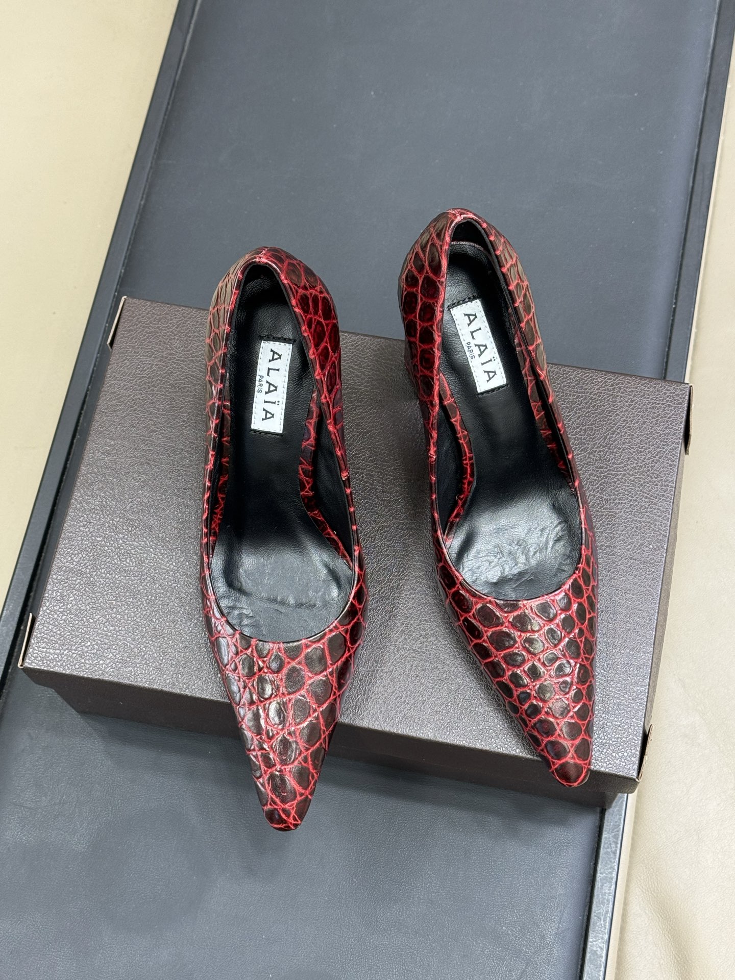 ALAiA|美到失语！这双高跟鞋也太有气场了鞋面由小牛皮制成，搭配压印鳄鱼纹，更显质感；粗跟跟高90毫米